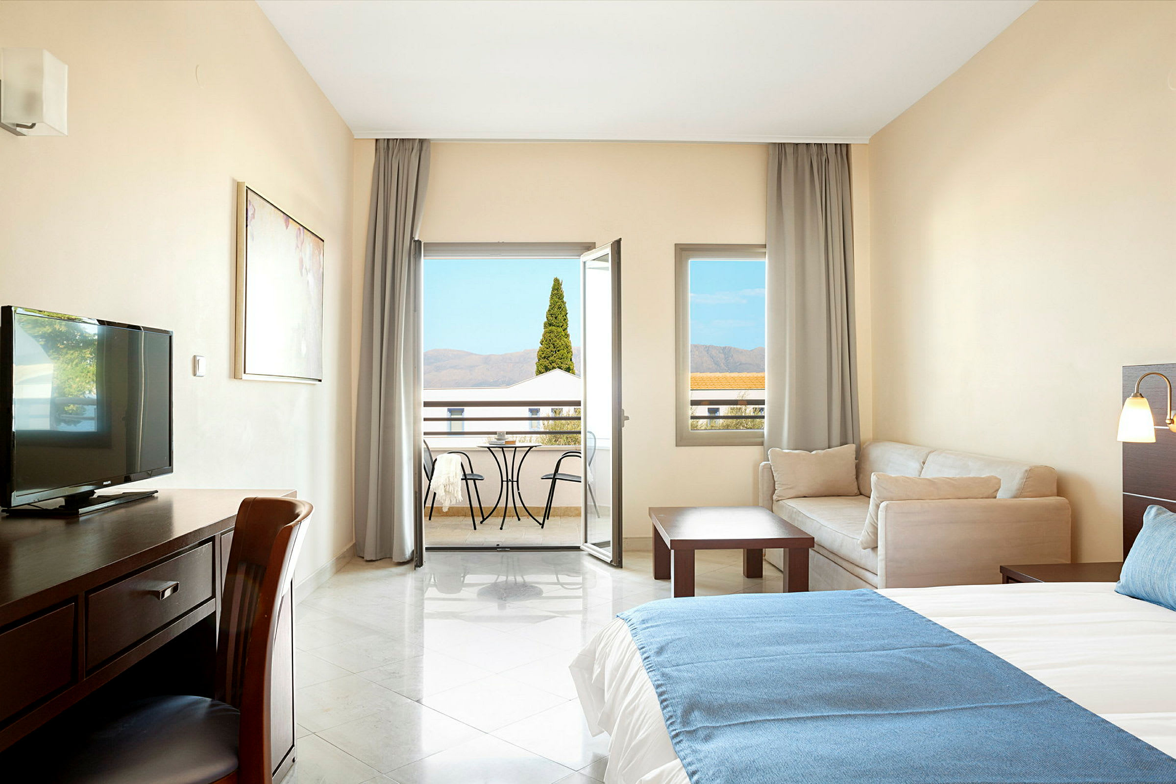 Hotellrum med möbler och balkong. (AI-genererad text)
