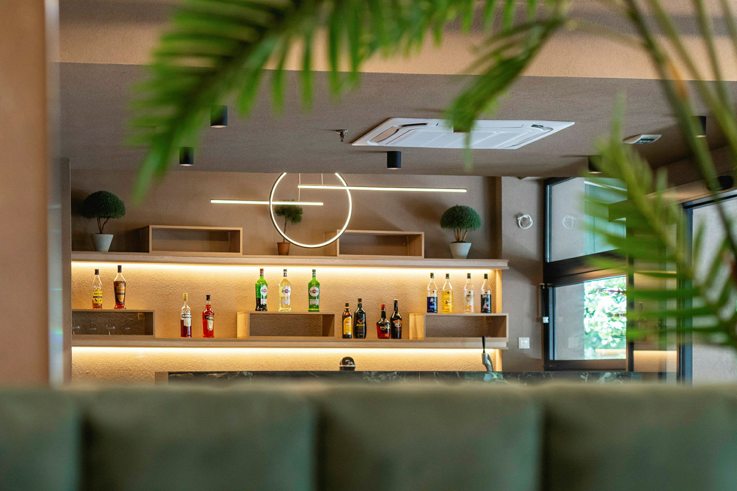 Bar med olika flaskor och dekorativa växter. (AI-genererad text)