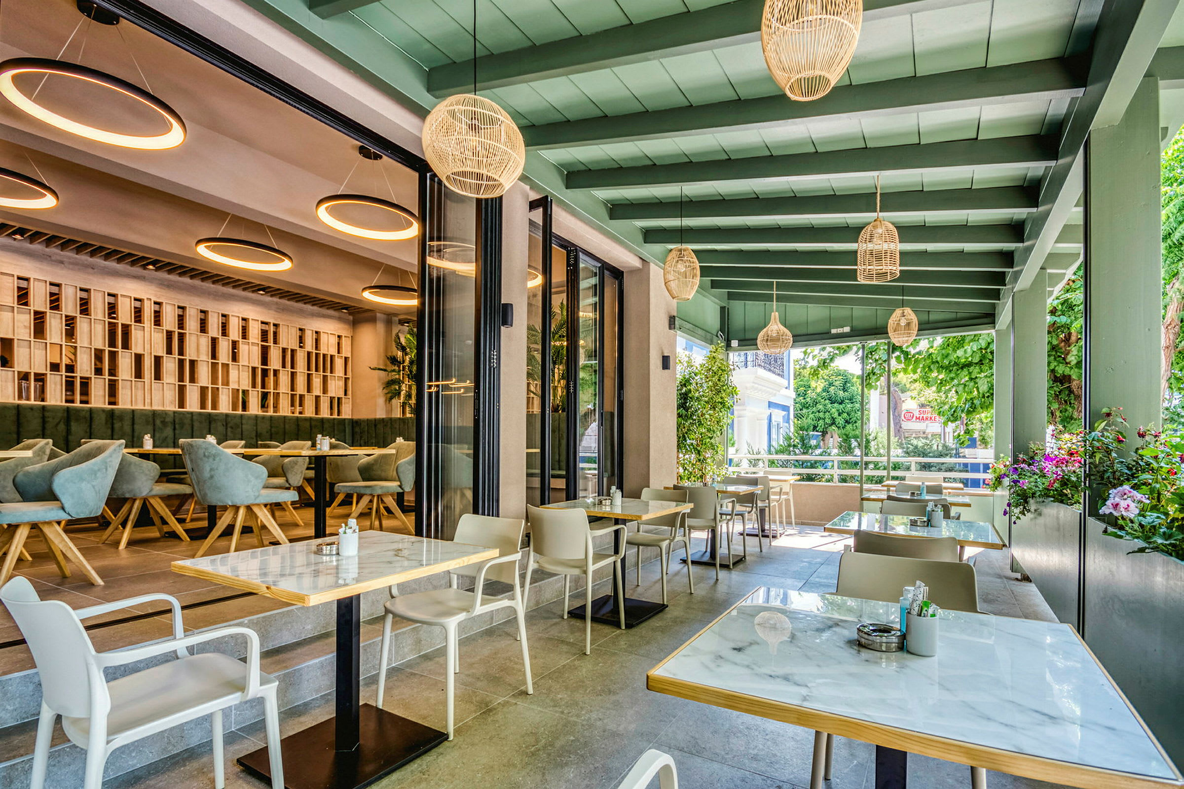 Modern restaurang med utomhus- och inomhus sittplatser. (AI-genererad text)