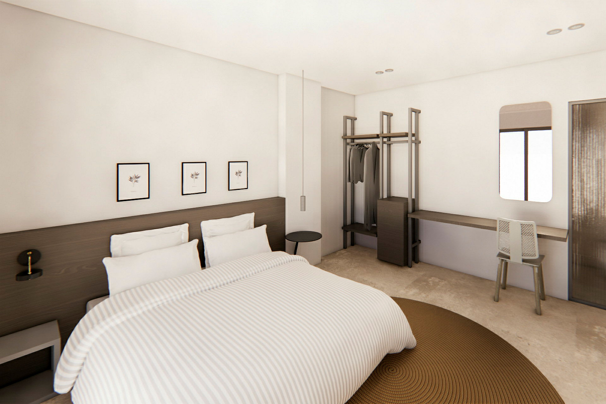 Ett hotellrum med en dubbelsäng, skrivbord och stol, samt klädställning med hängande kläder. (AI-genererad text)