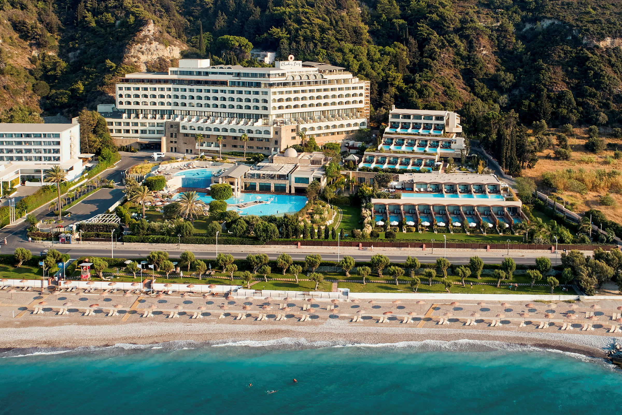 Flygfoto av ett hotellkomplex och en strand. (AI-genererad text)