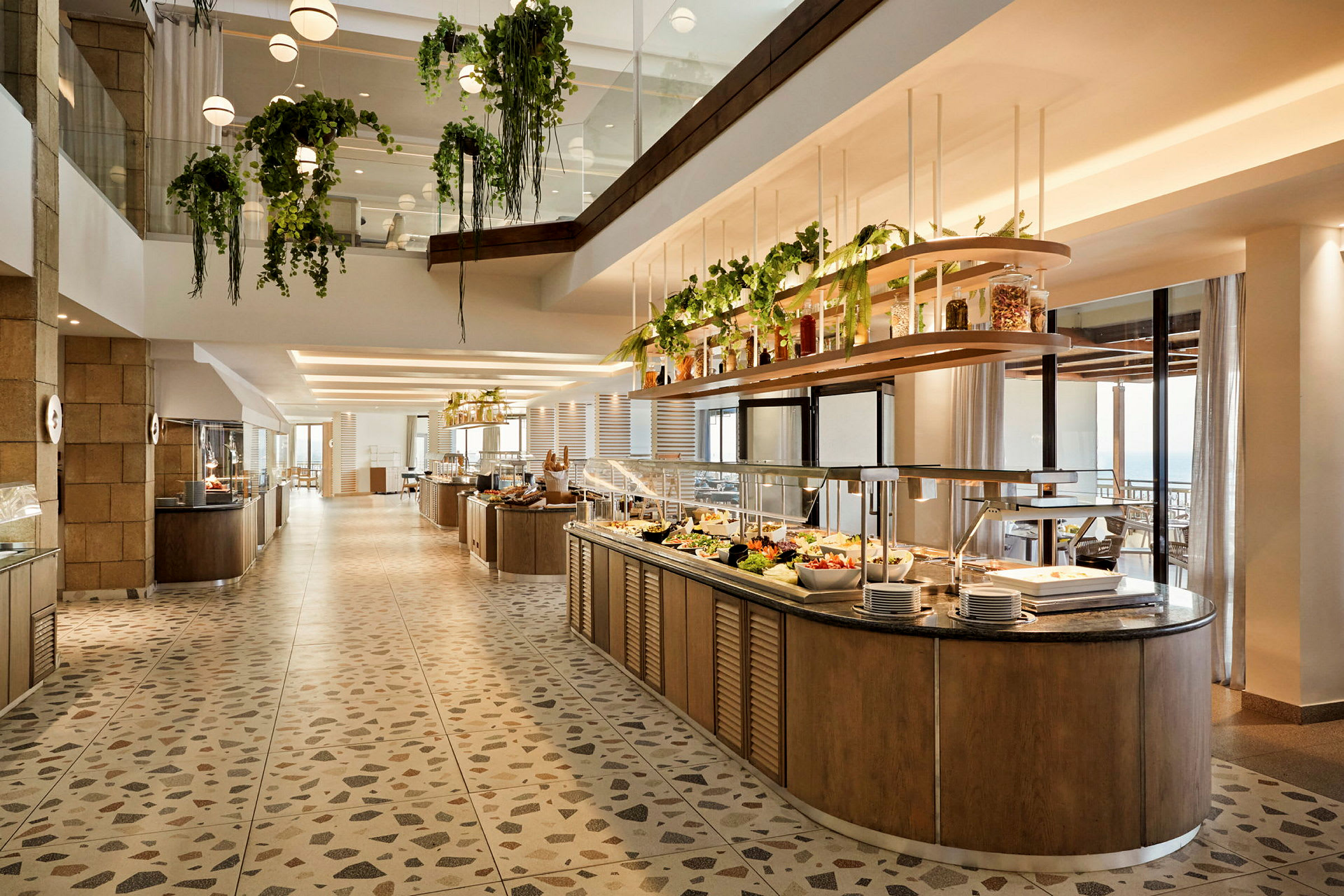 Bufféområde på en restaurang, med olika maträtter och dekorationer. (AI-genererad text)