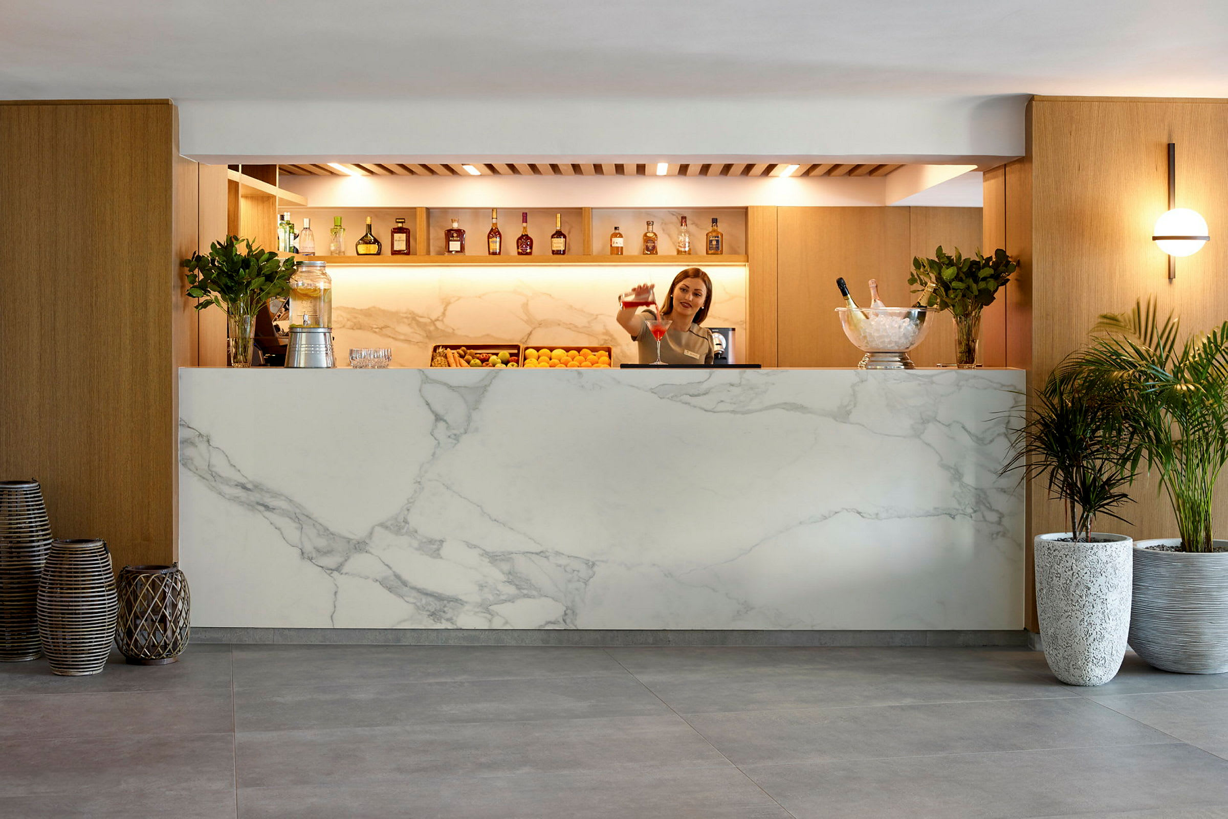 En modern reception med en stilren marmordisk och trädetaljer. (AI-genererad text)