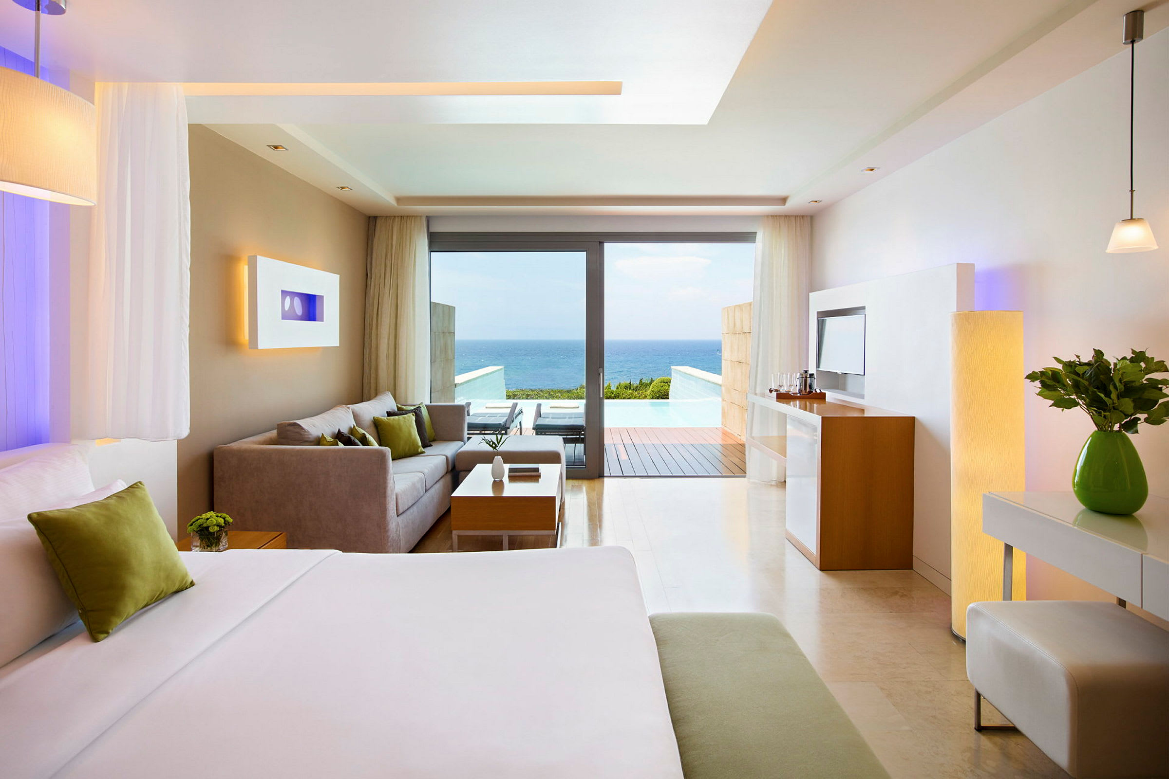 Ett hotellrum med modern inredning, utsikt över havet genom stora fönster. (AI-genererad text)
