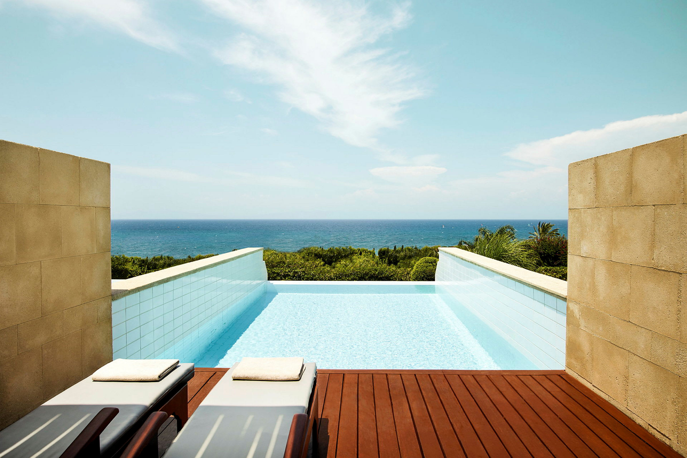 En infinitypool med utsikt över havet. (AI-genererad text)