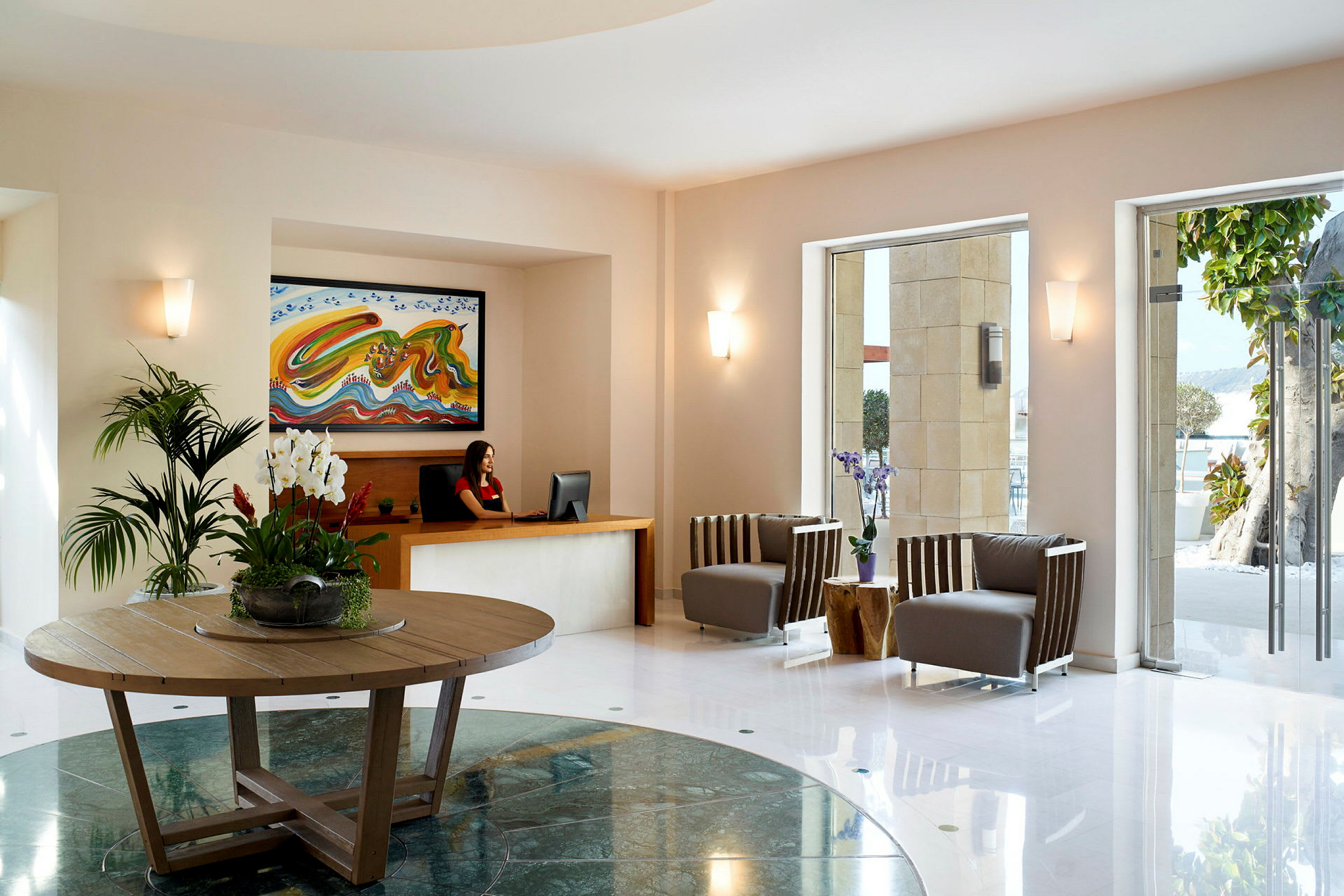 Hotellets lobby med en receptionsdisk och sittgrupp. (AI-genererad text)