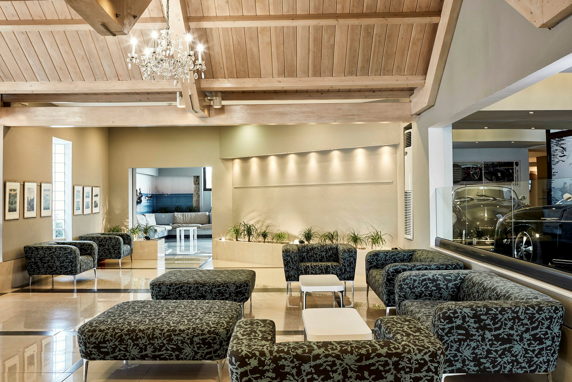 Ljus och rymlig lounge med moderna möbler och dekorativ belysning. (AI-genererad text)
