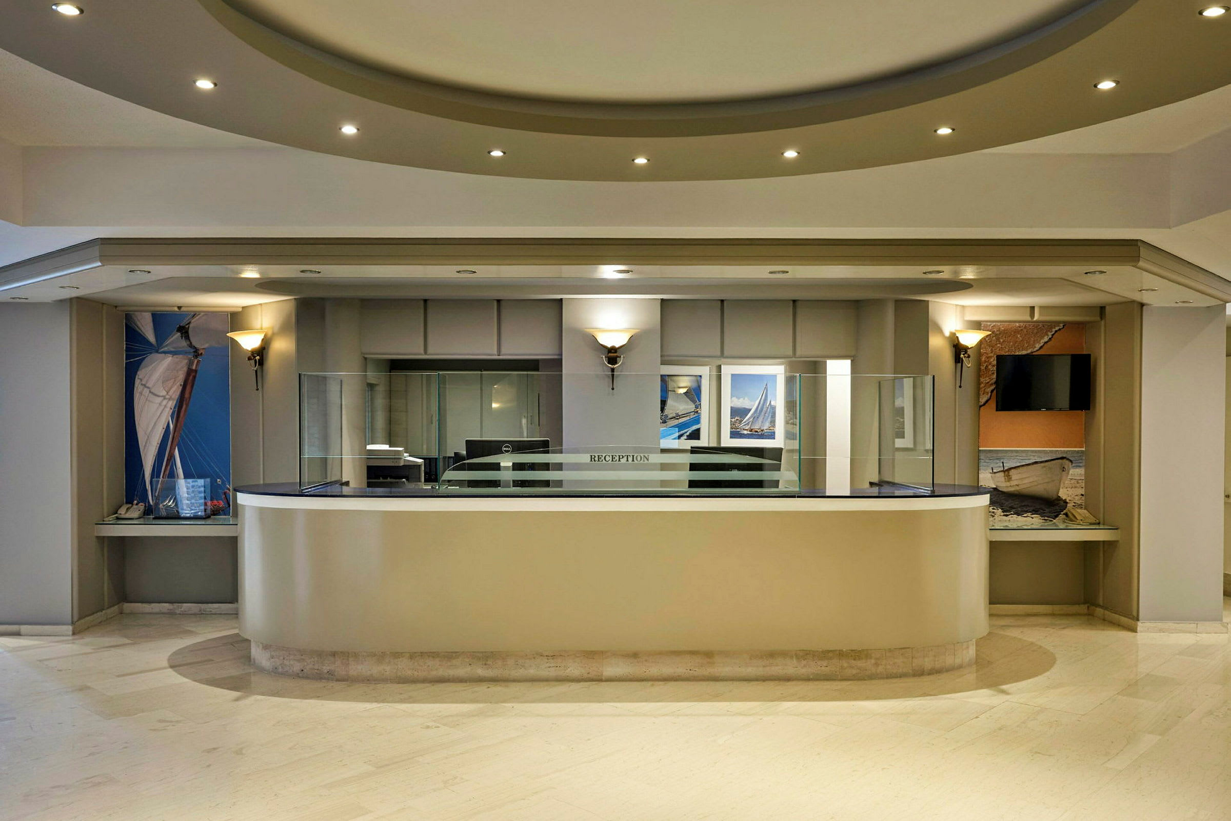 Hotellreception med modern inredning och fotografier på väggen. (AI-genererad text)