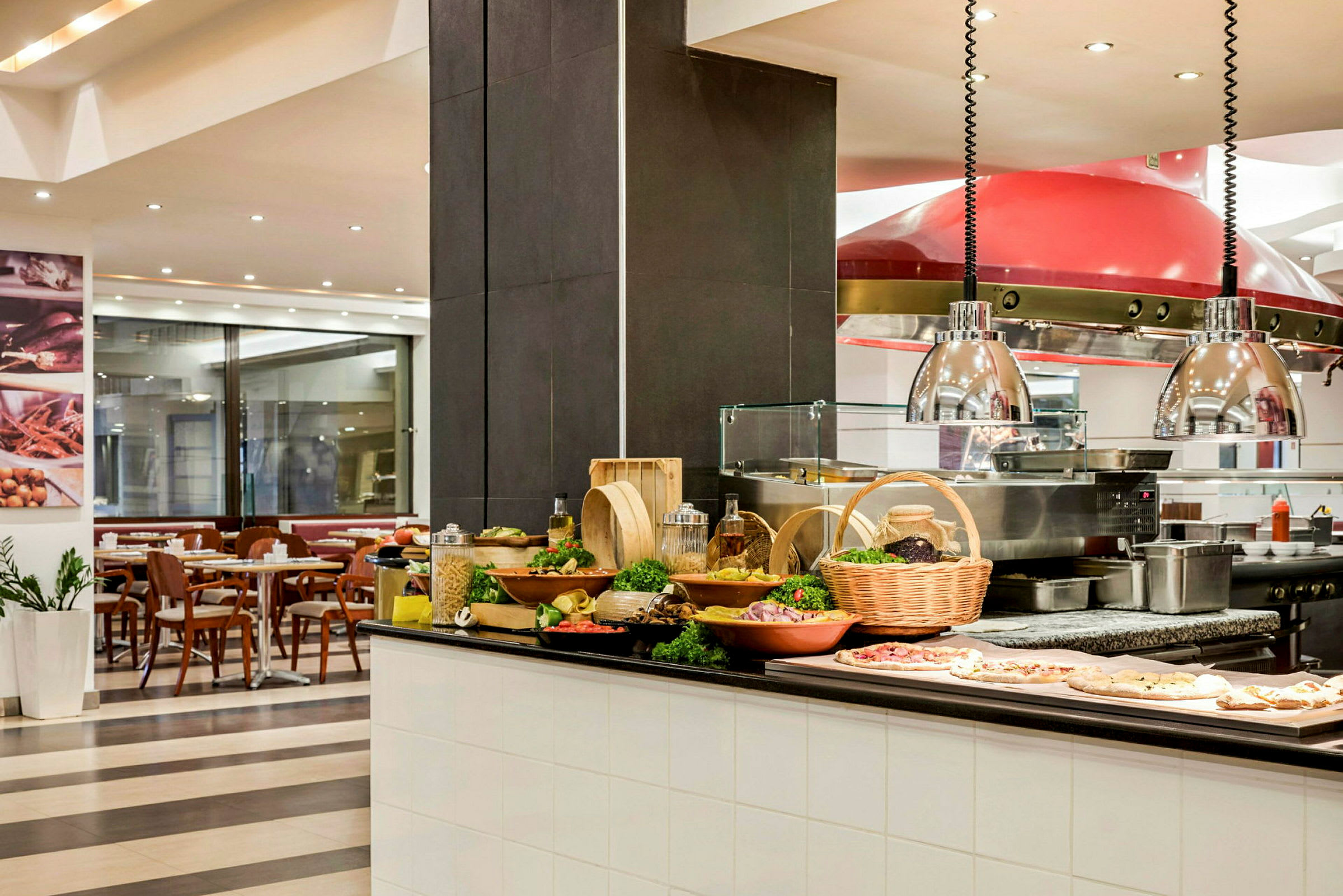 En restaurang med ett bord fyllt av olika matvaror och salladsingredienser. (AI-genererad text)