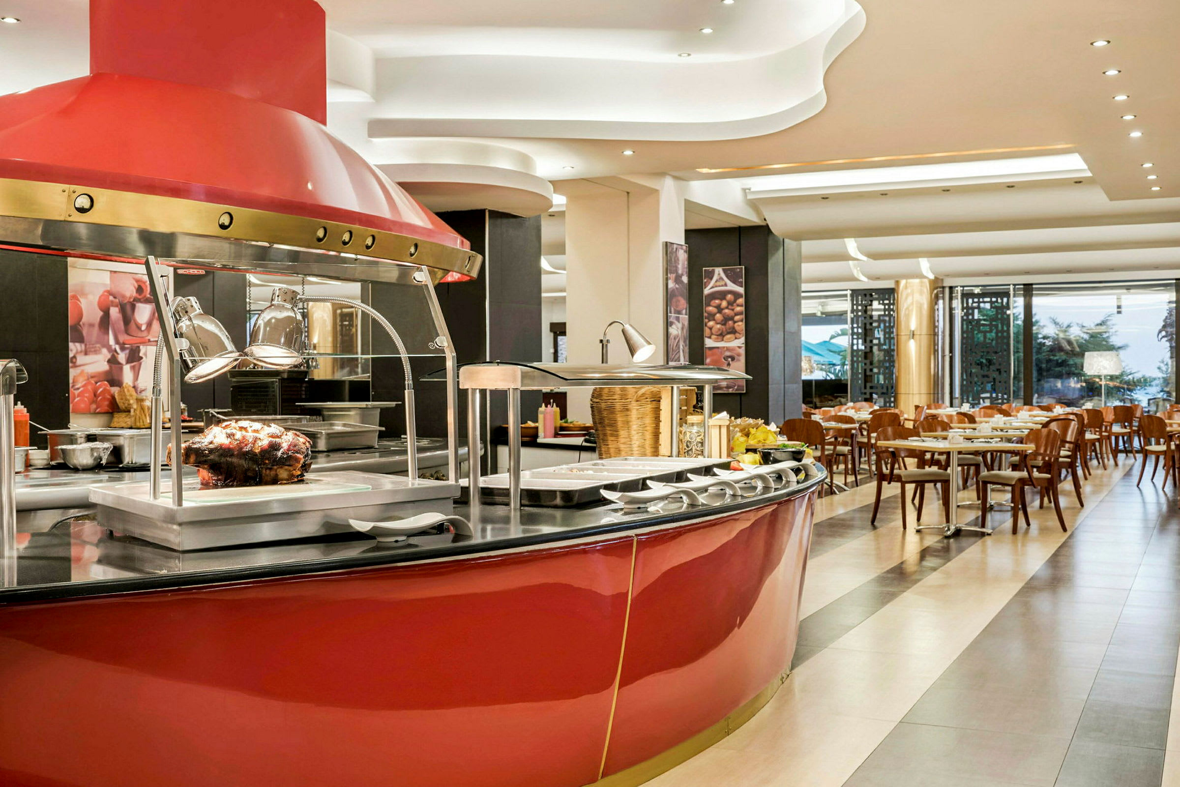 Bufféområde i en restaurang med mat och sittplatser. (AI-genererad text)