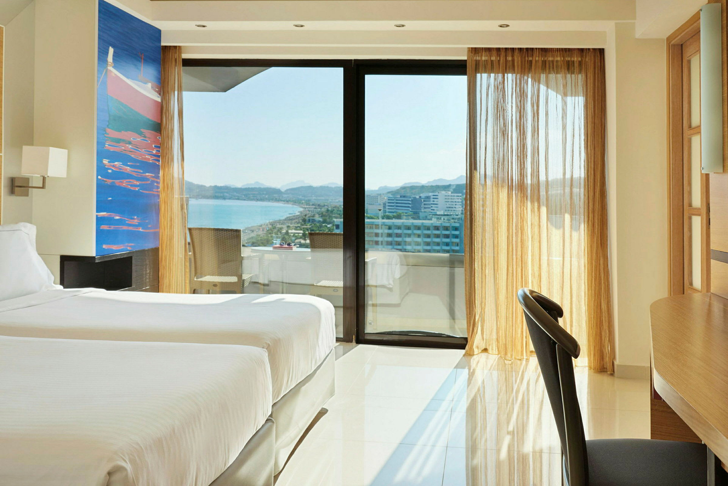 Hotellrum med två sängar och havsutsikt från en balkong. (AI-genererad text)