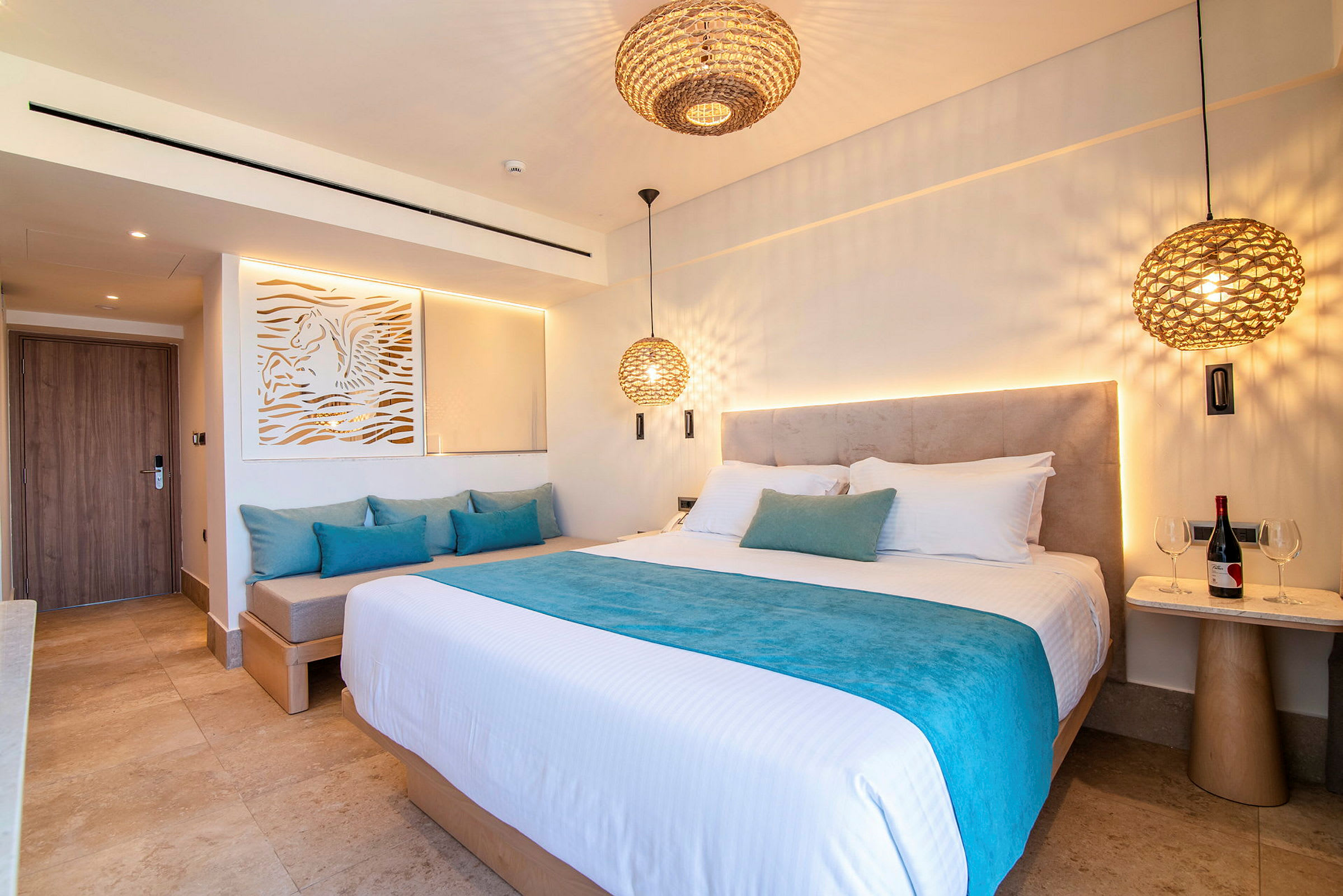 Hotellrum med dubbelsäng och sittmöbler. (AI-genererad text)