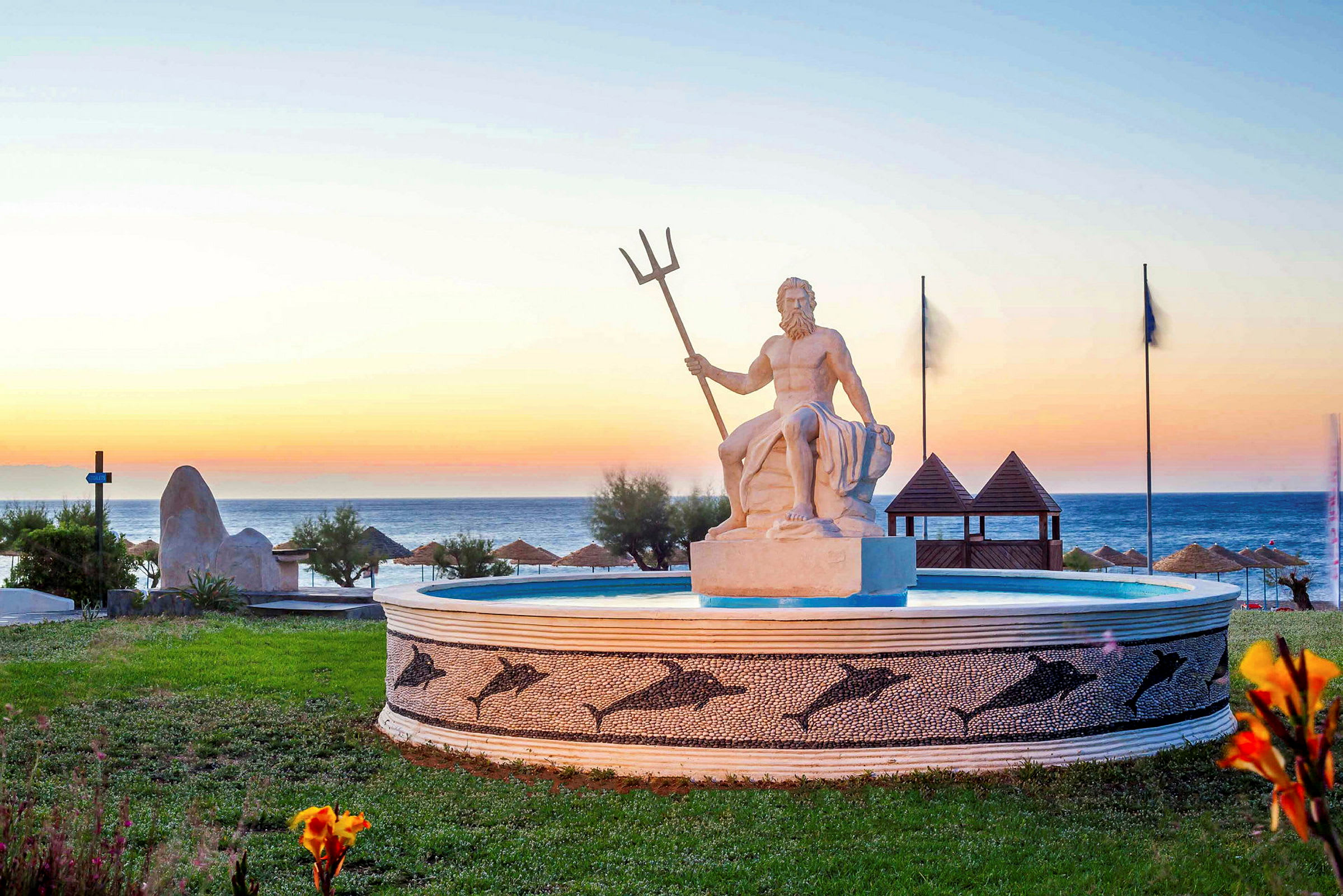 Staty av Poseidon vid fontän nära havet vid solnedgång. (AI-genererad text)