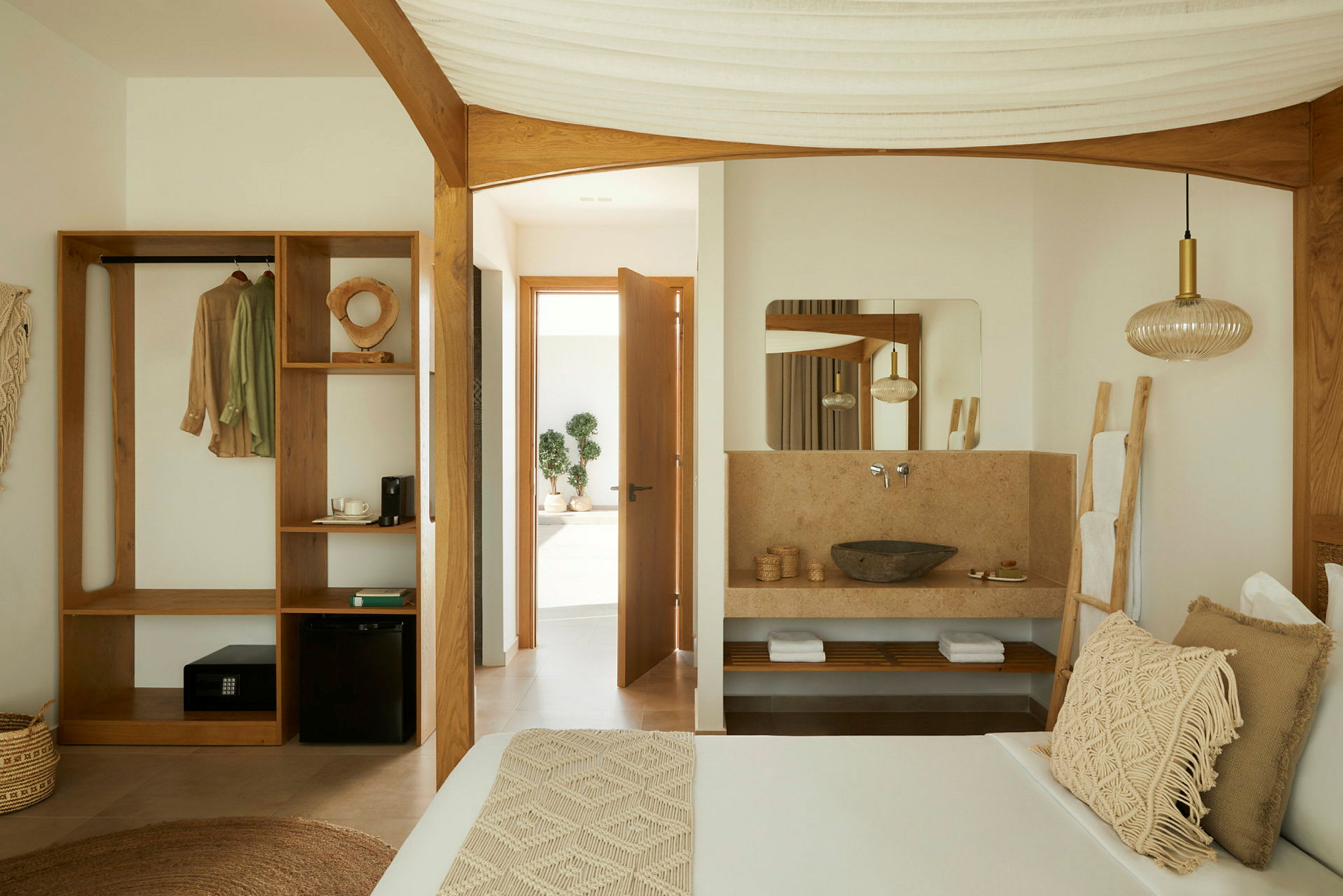 Ett hotellrum med trädetaljer, öppet badrum och garderob. (AI-genererad text)