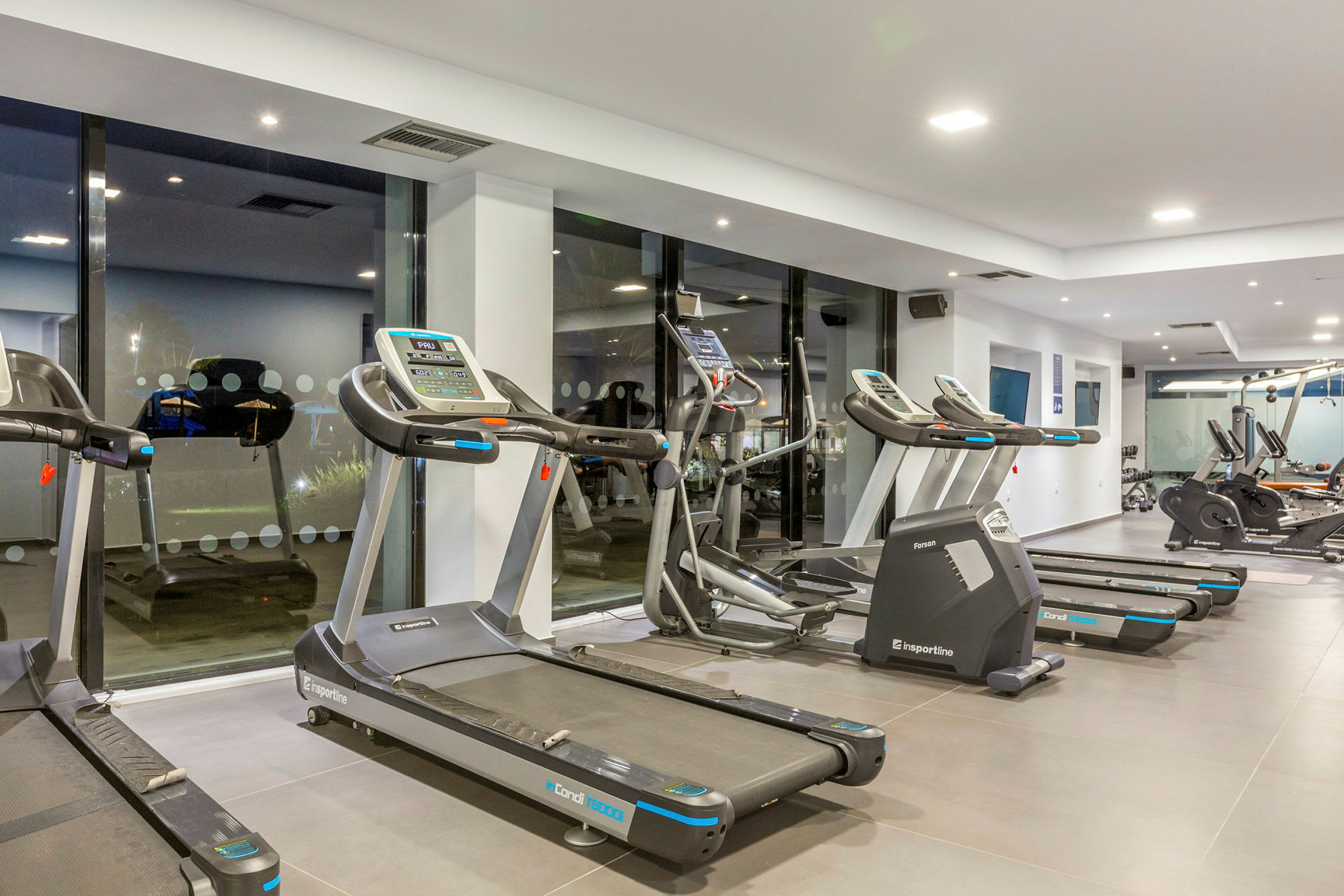 Ett gym med löpband och träningsmaskiner. (AI-genererad text)
