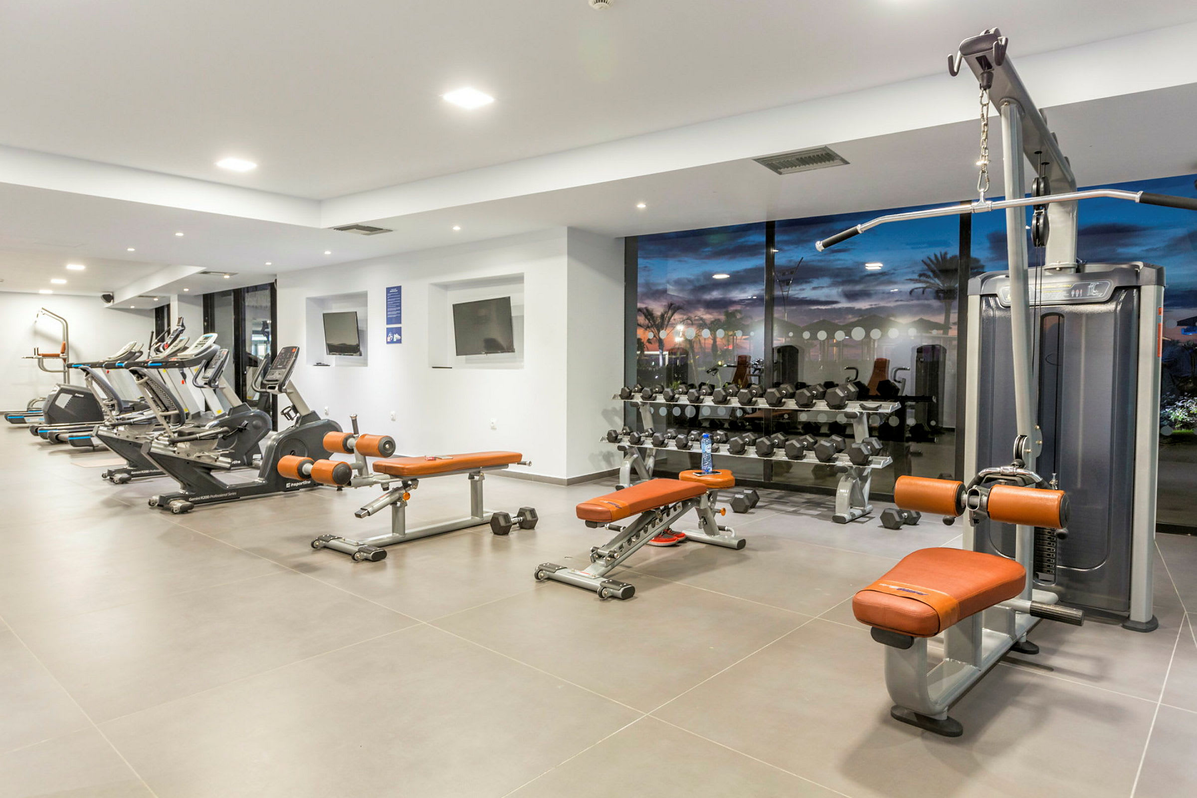 Modernt gym med olika träningsmaskiner och fria vikter. (AI-genererad text)