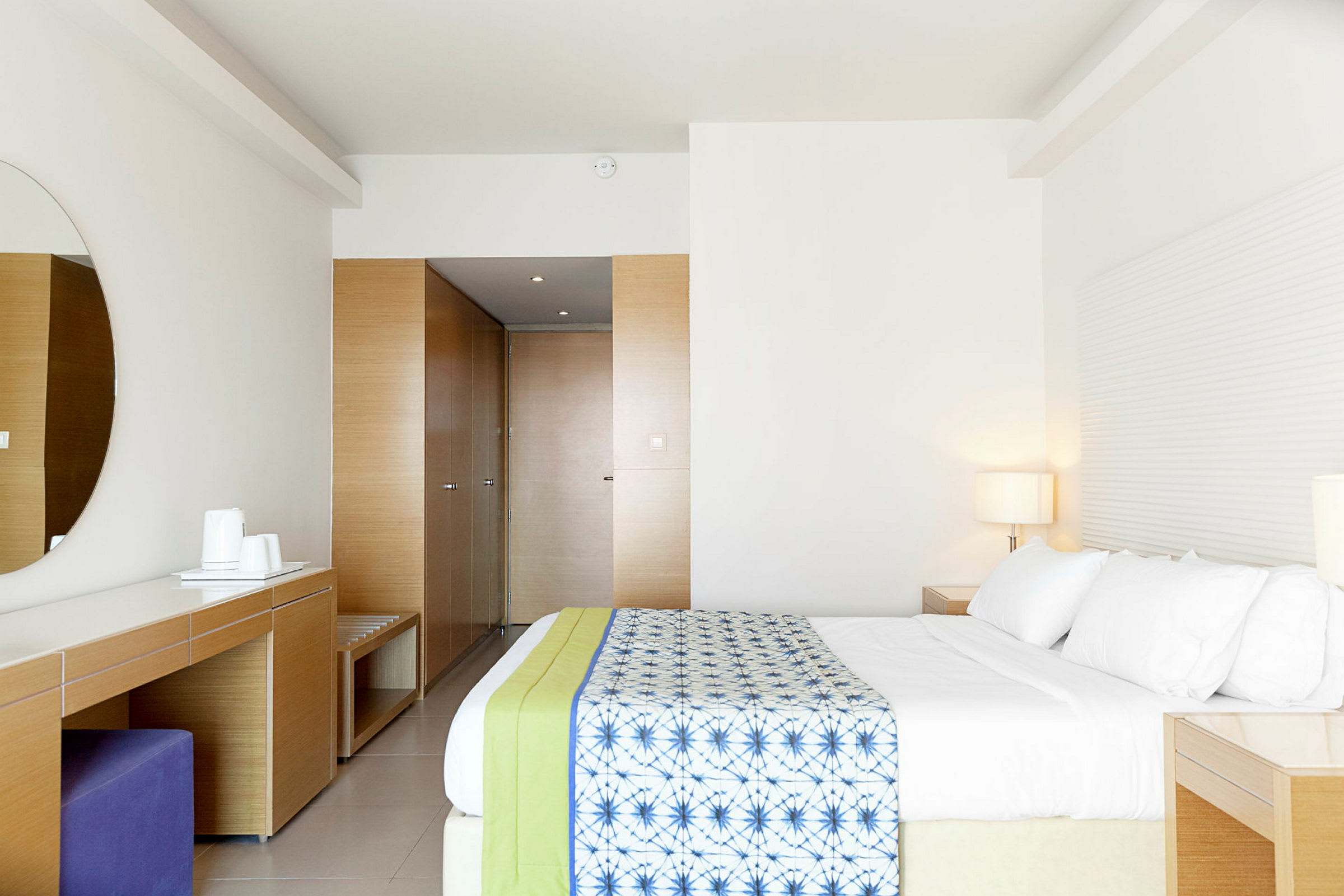 Ett modernt hotellrum med en rymlig säng och minimalistisk inredning. (AI-genererad text)