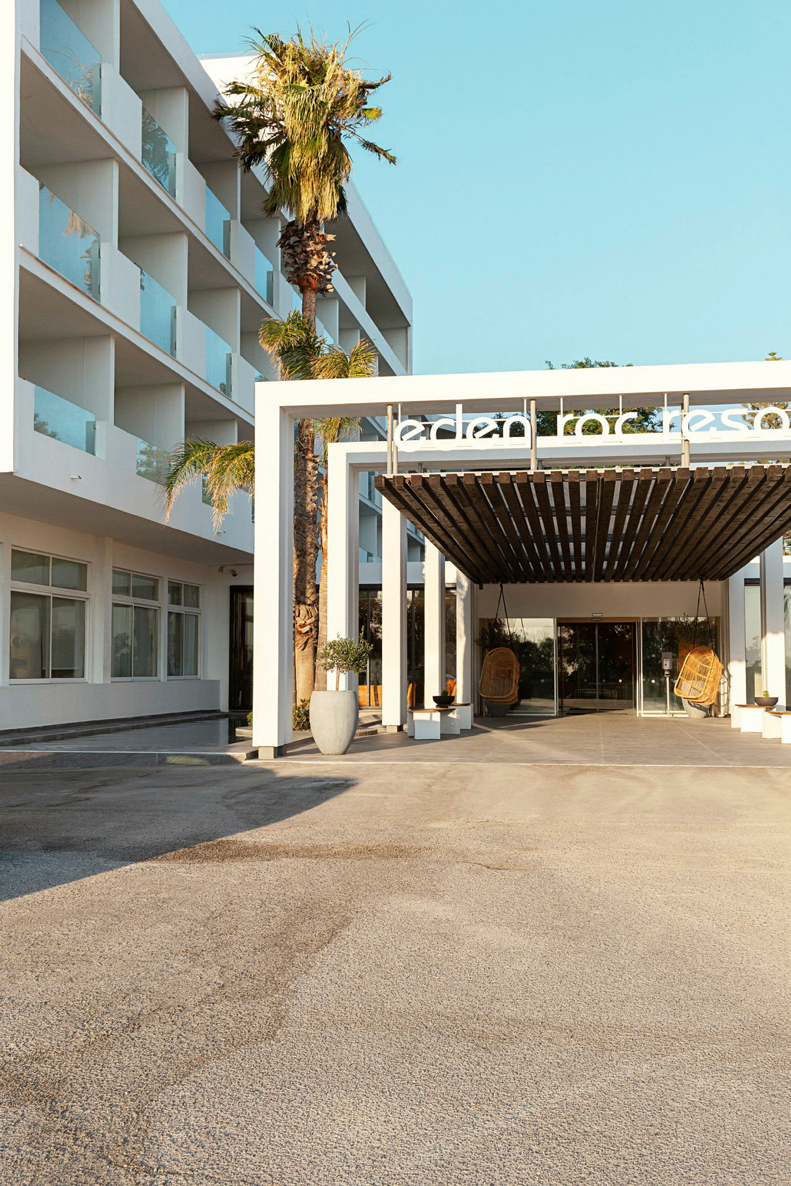 Entré till ett hotell med moderna arkitektoniska element. (AI-genererad text)