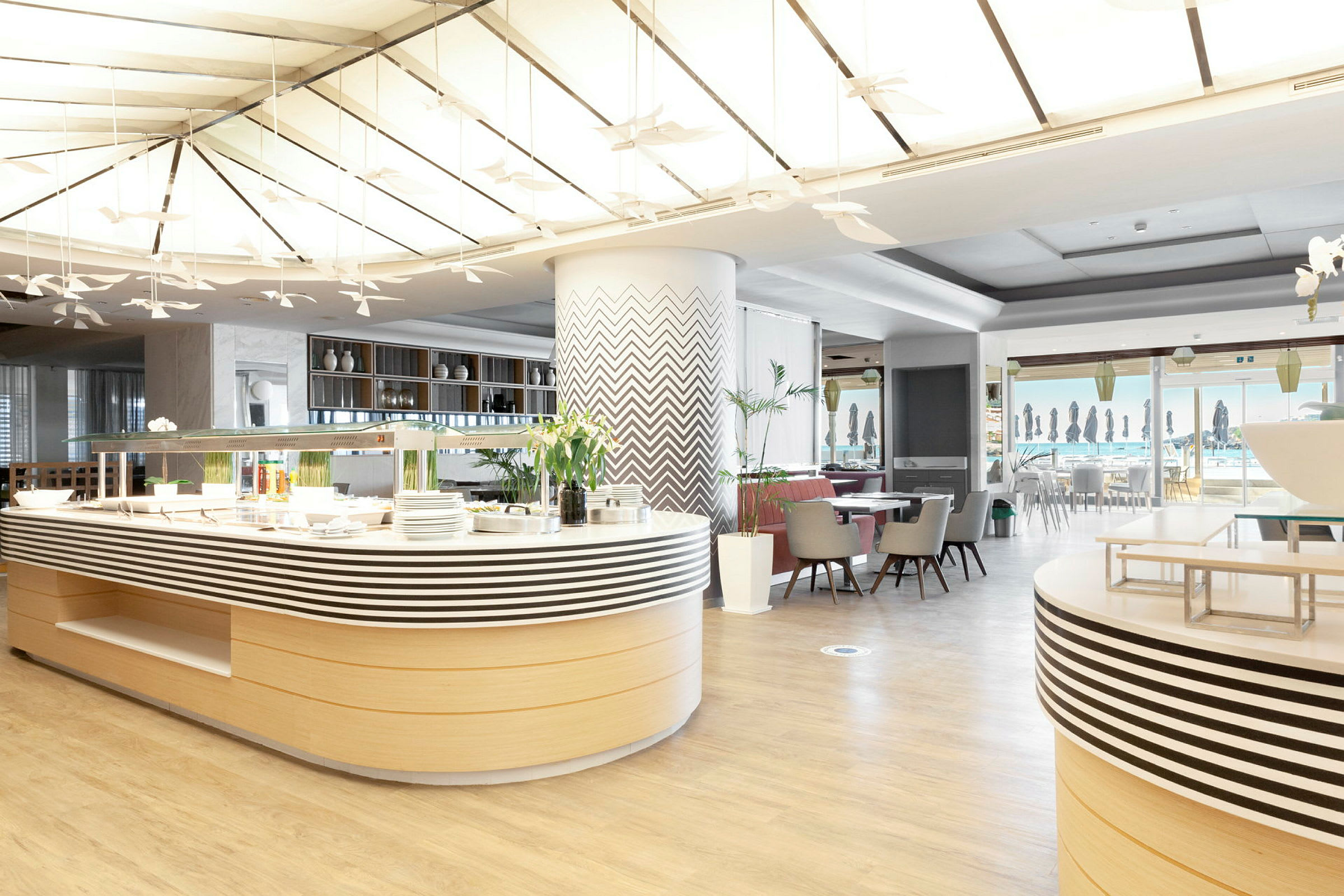 En modern restaurang med stilren inredning. (AI-genererad text)