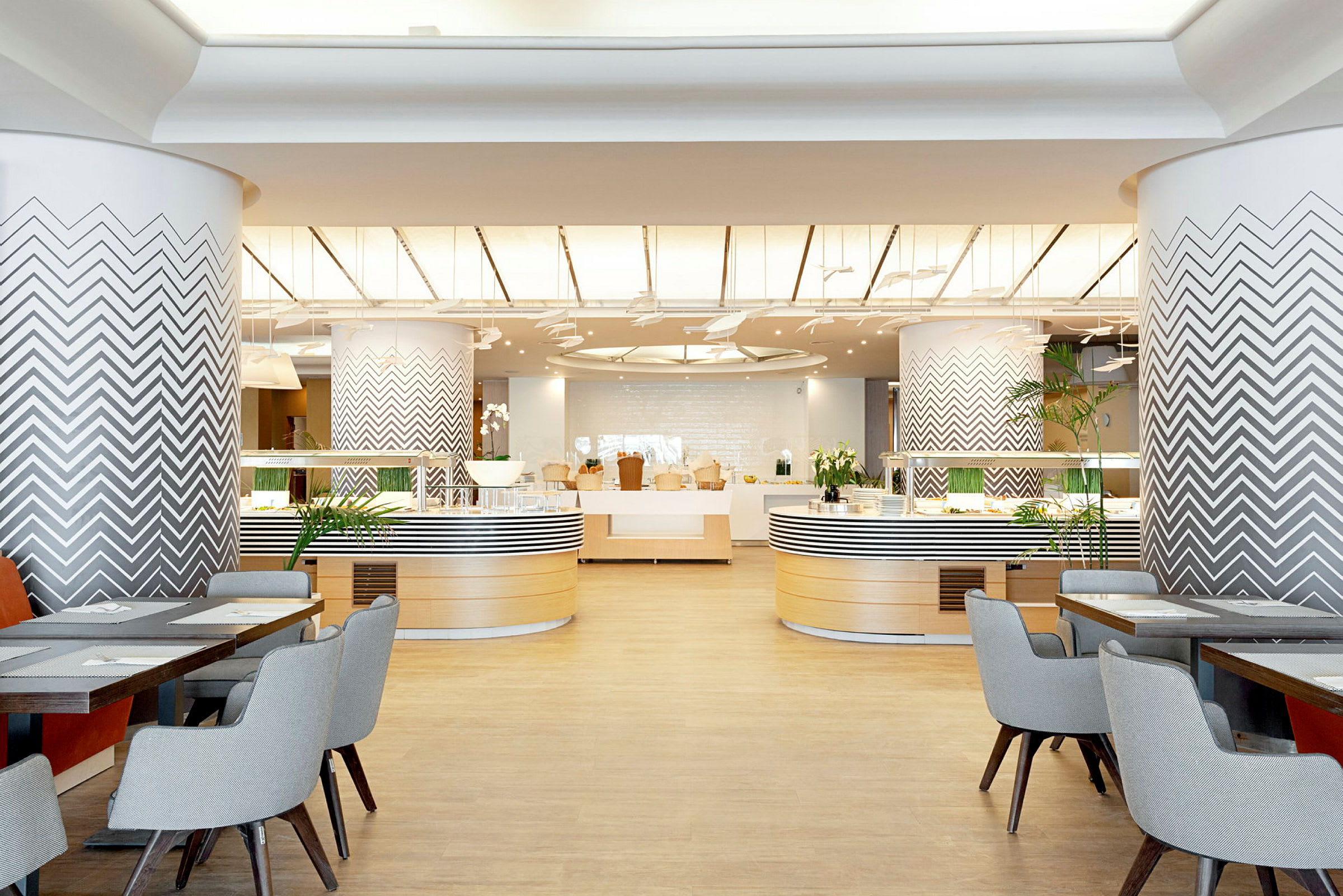 Inredning av en modern restaurang med dekorativa pelare och sittplatser. (AI-genererad text)