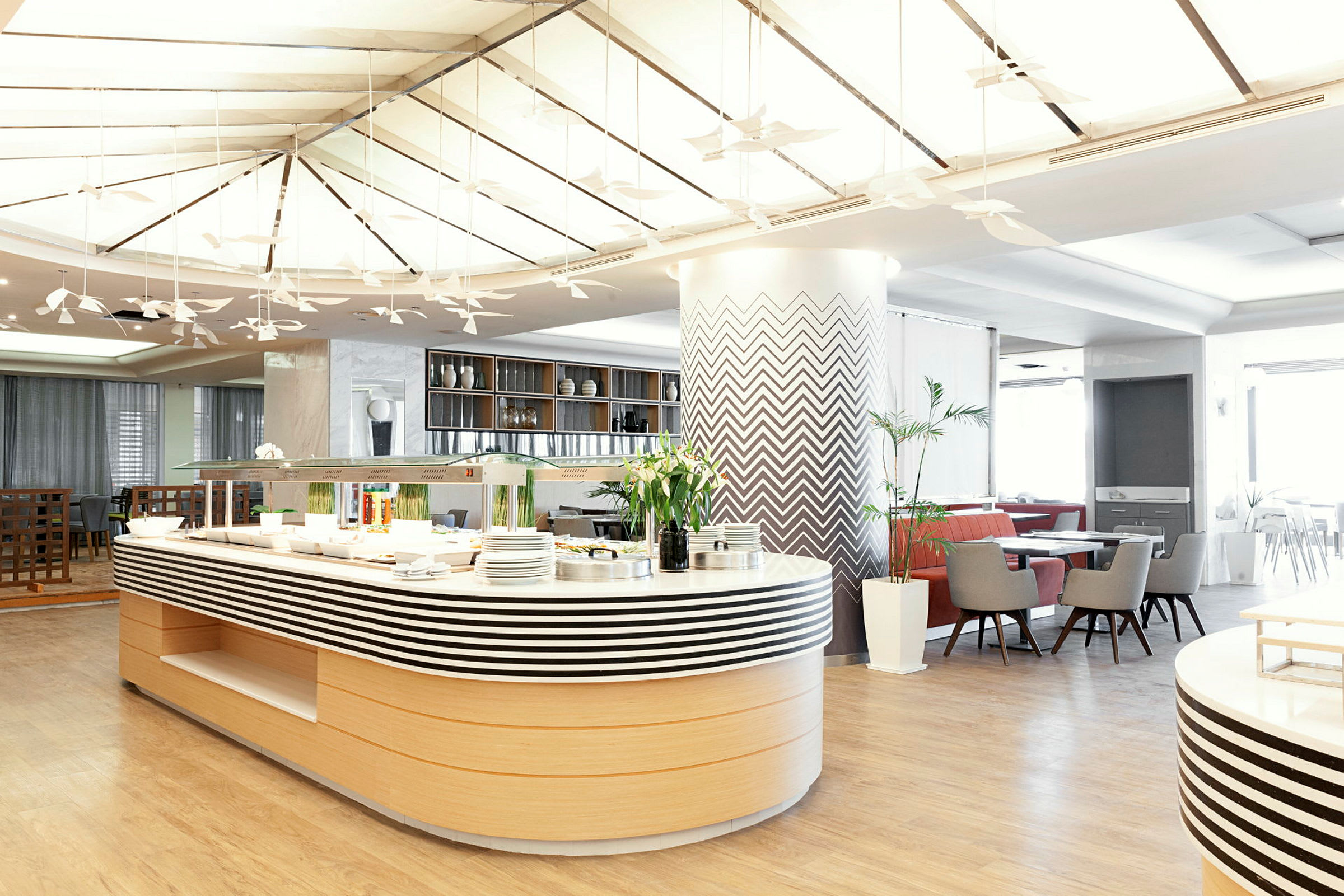 Modern restaurang med buffébord och sittplatser. (AI-genererad text)