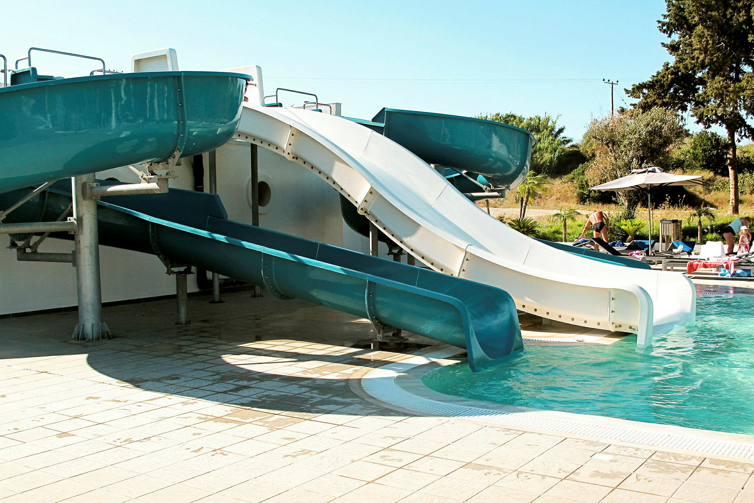 En vattenrutschbana vid en pool. (AI-genererad text)