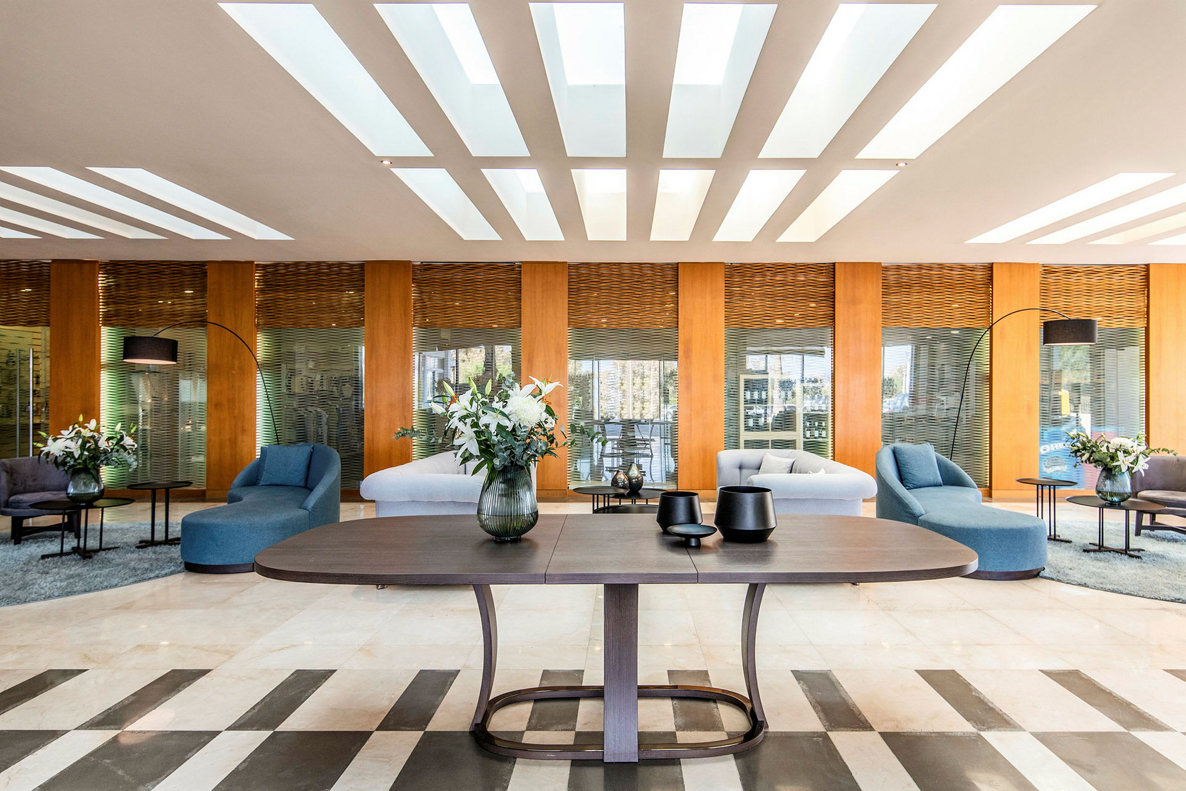 Hotellobby med sittplatser och dekoration. (AI-genererad text)