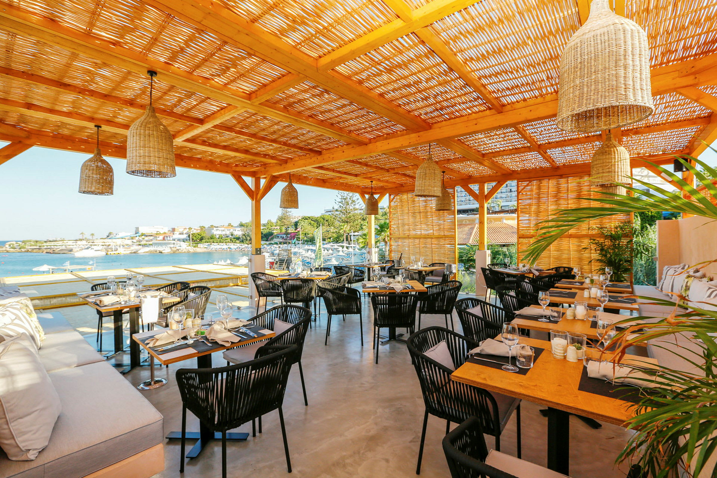 En utomhusrestaurang med utsikt över havet. (AI-genererad text)