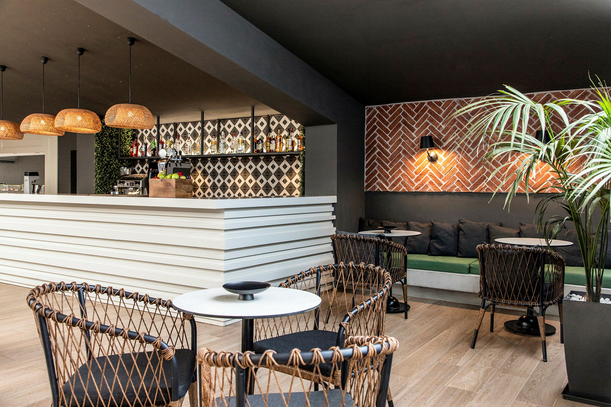 Modern bar och lounge med stilren inredning och vävt möblemang. (AI-genererad text)