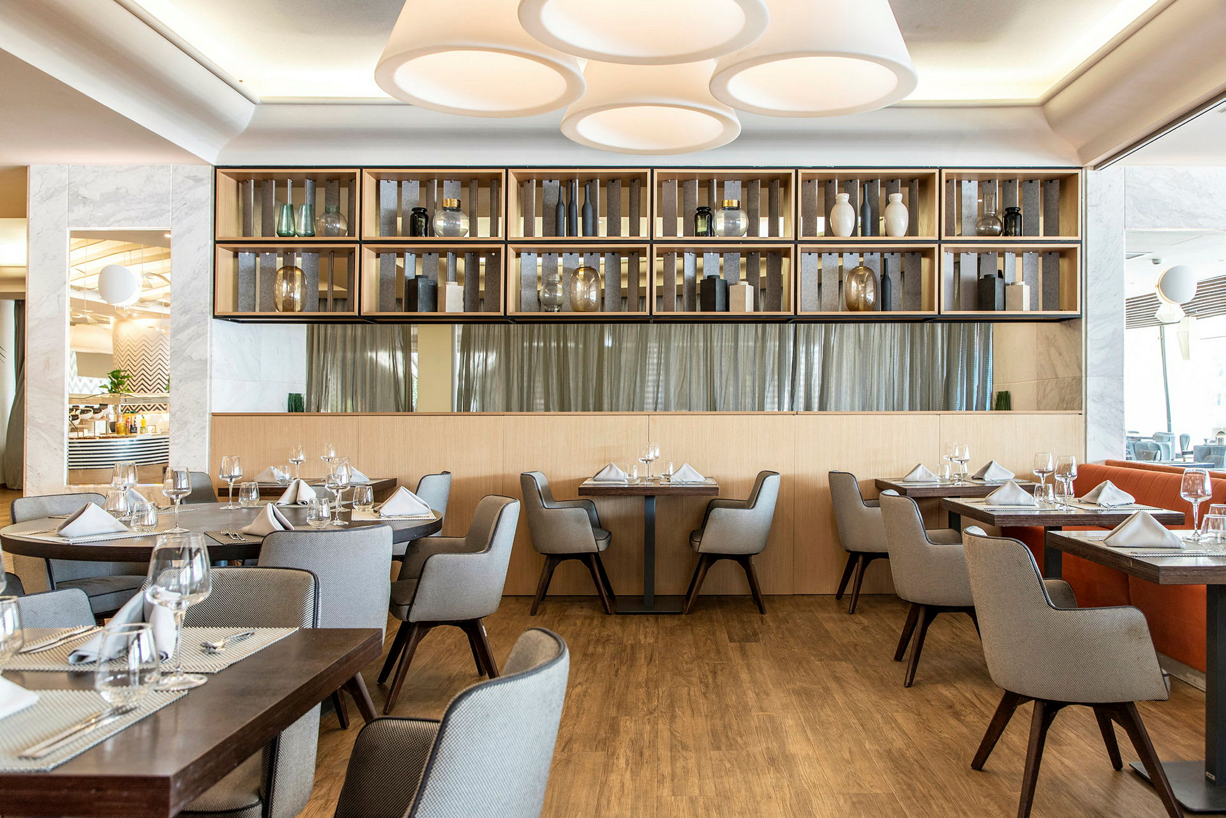 Interiör av en elegant restaurang med dukade bord och modern inredning. (AI-genererad text)