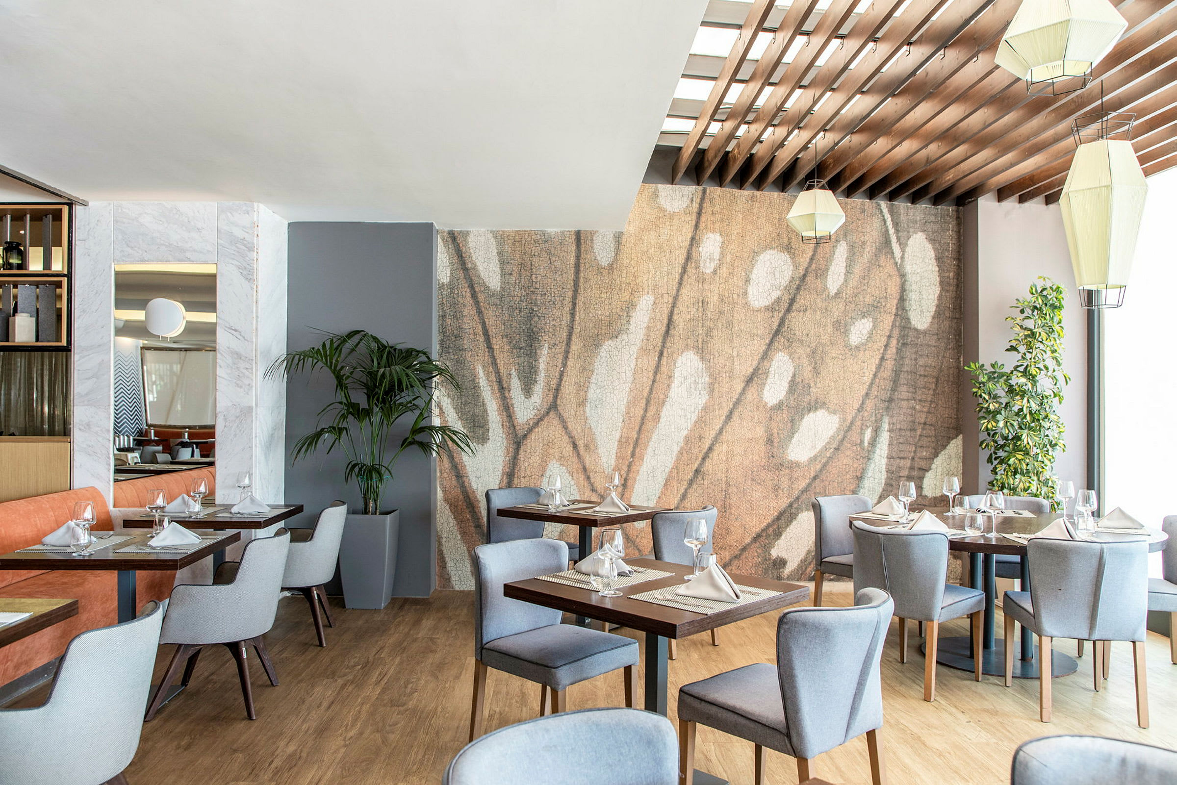 Restaurang med stilfull inredning, inklusive blommiga mönster och moderna möbler. (AI-genererad text)