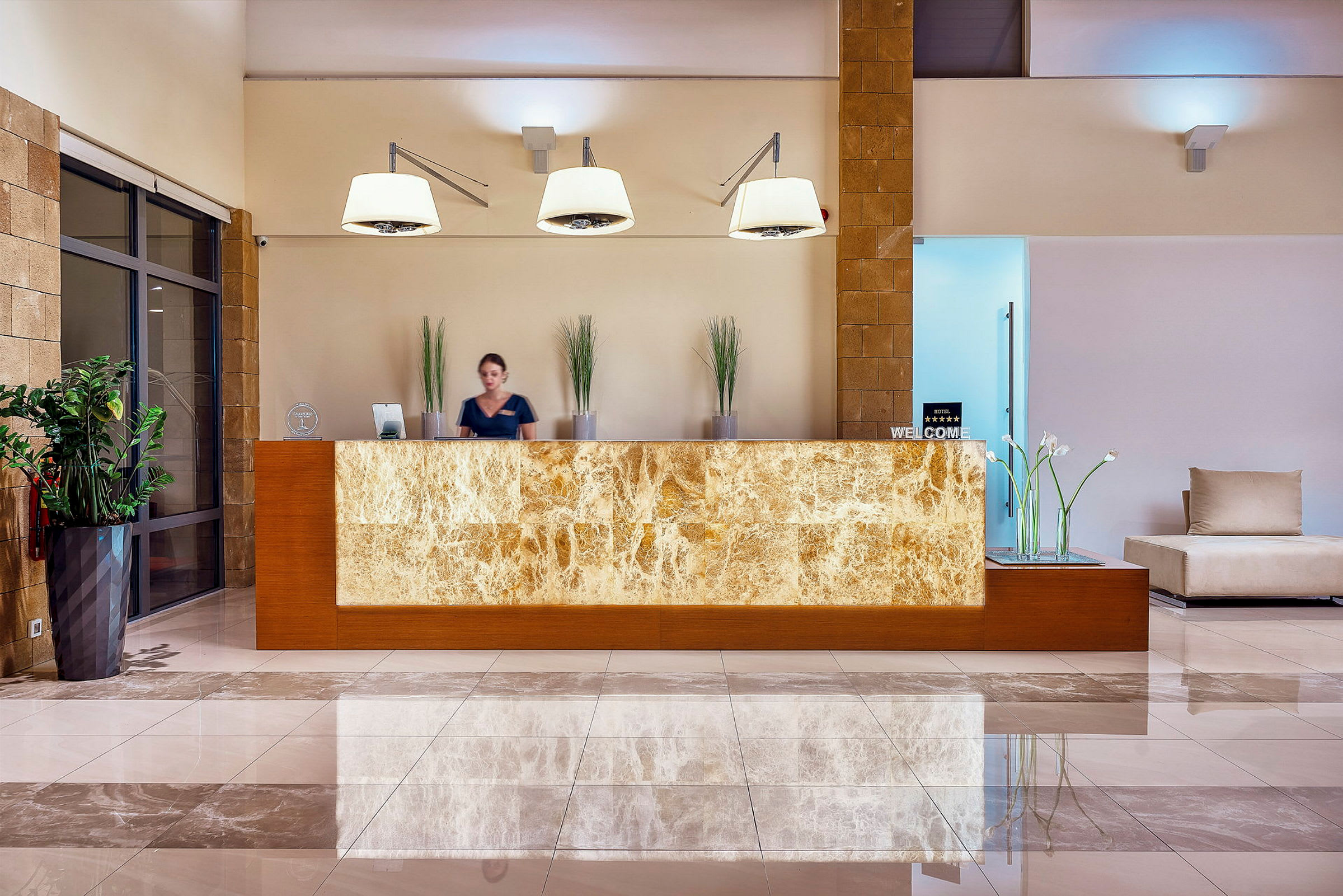 En receptionsdisk med marmordetaljer i ett hotell. (AI-genererad text)