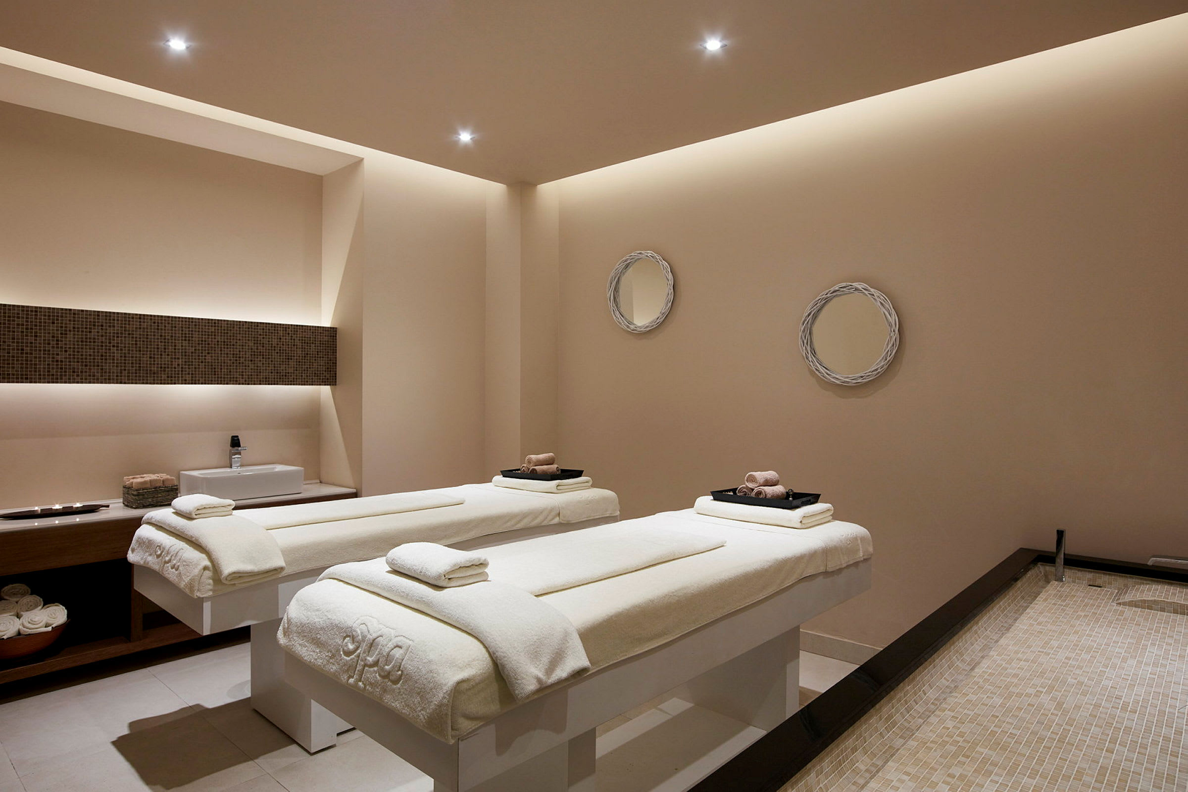 Två massagebäddar i ett spa-rum. (AI-genererad text)