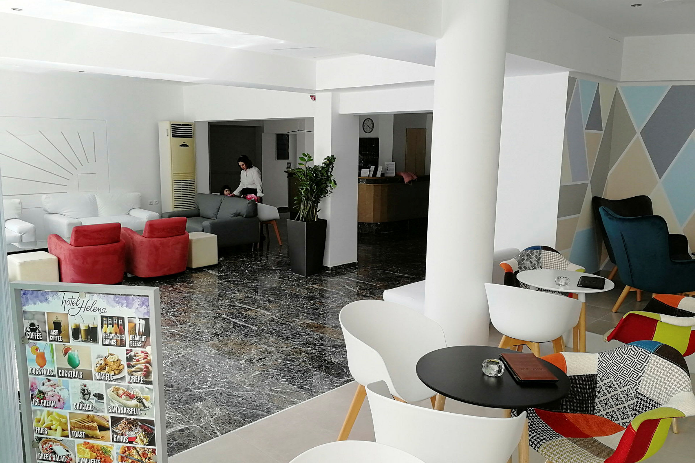 Interiör av ett hotell med sittplatser och en receptionsdisk. (AI-genererad text)