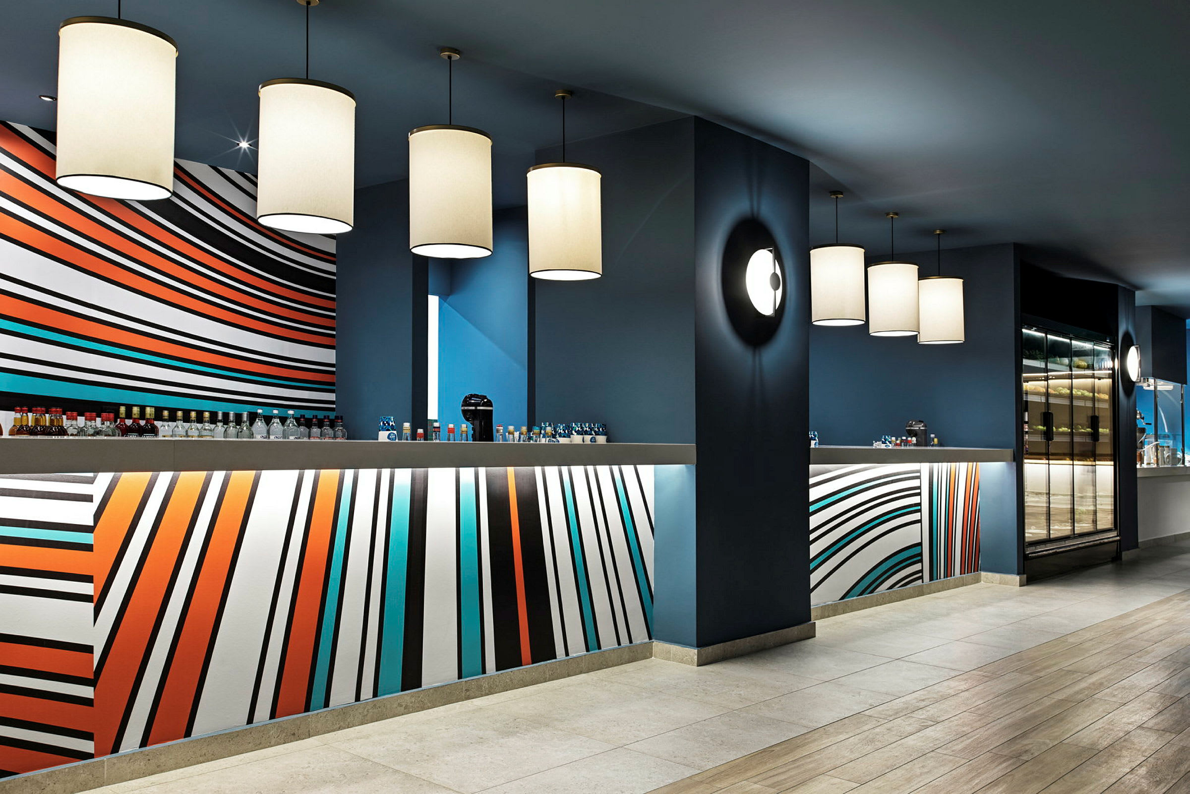 Reception med färgglada väggdekorationer och moderna lampor. (AI-genererad text)