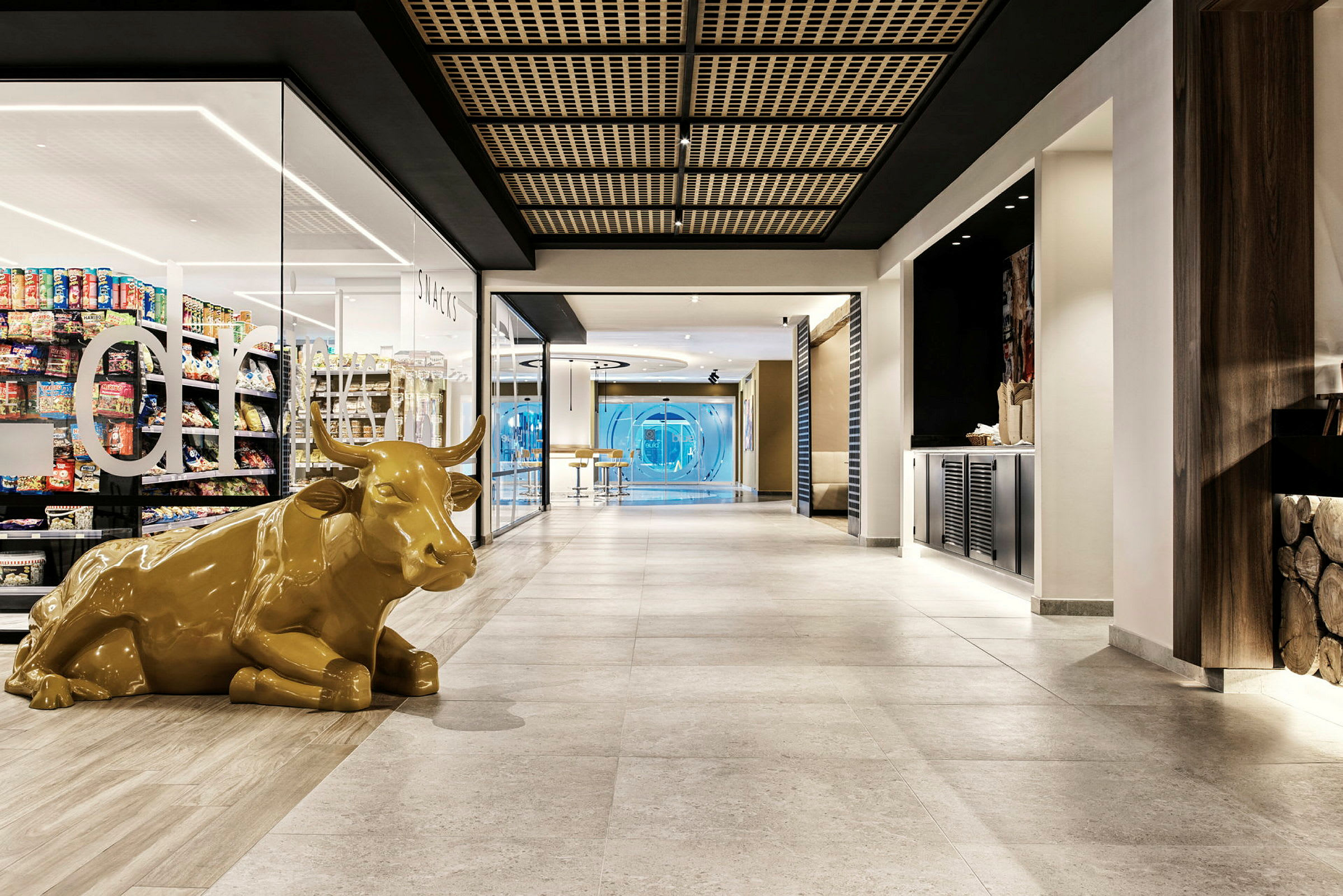 Inredning av en modern hall med en gul skulptur av en ko. (AI-genererad text)