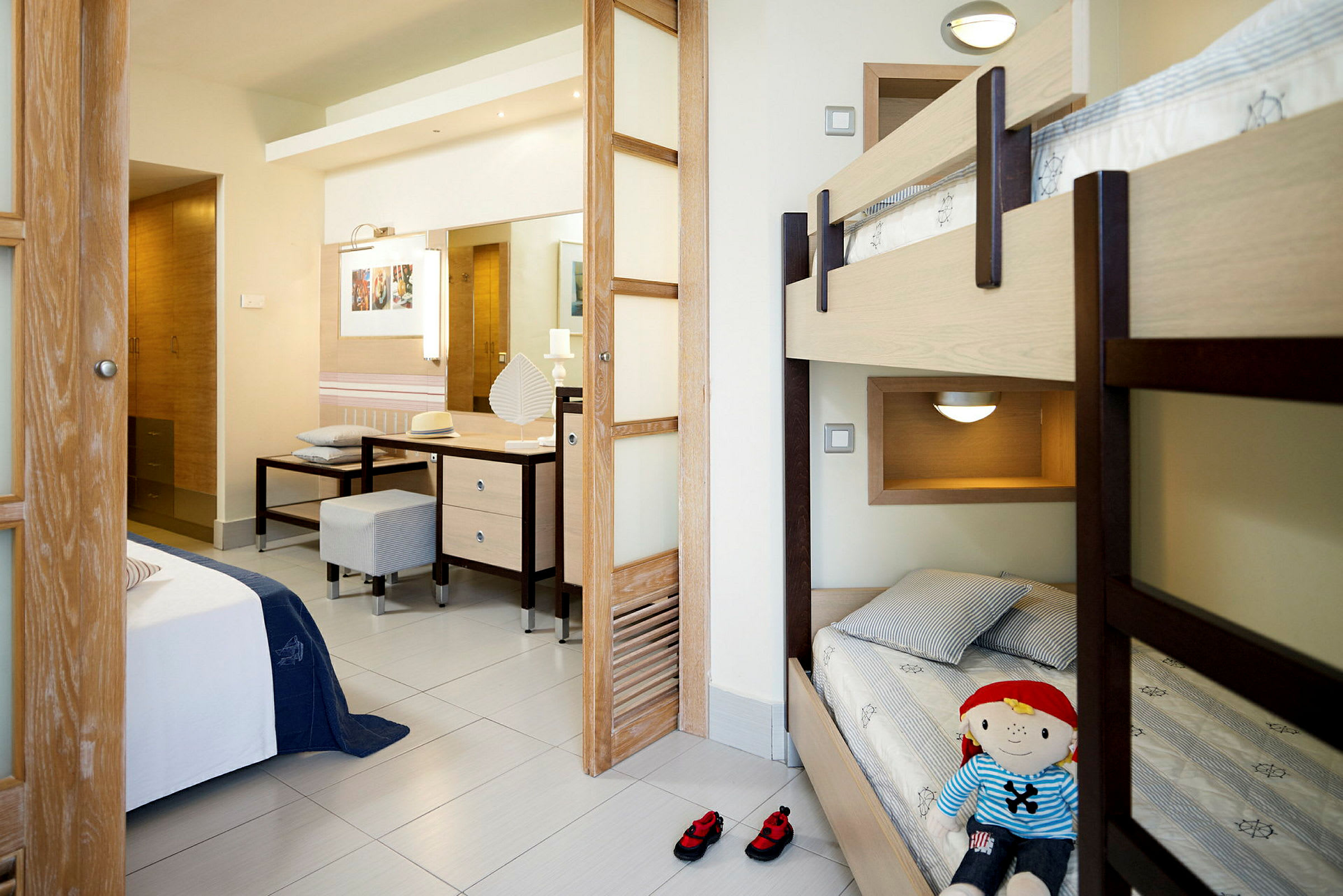 Ett hotellrum med våningssäng och skrivbord. (AI-genererad text)