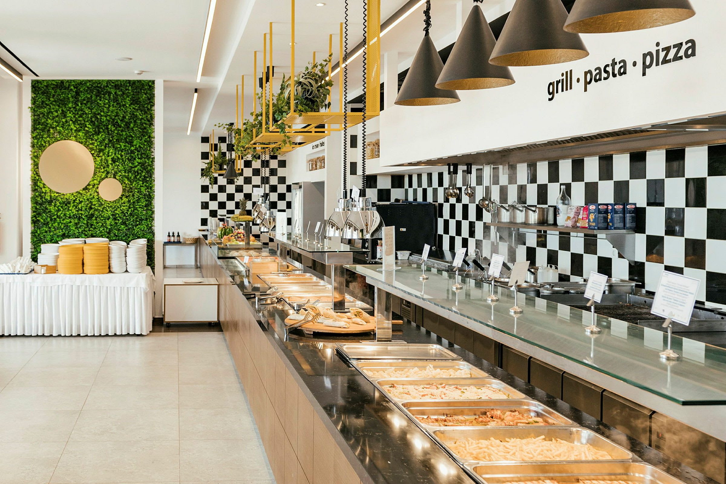 En buffé med mat och sallader i ett restaurangområde. (AI-genererad text)