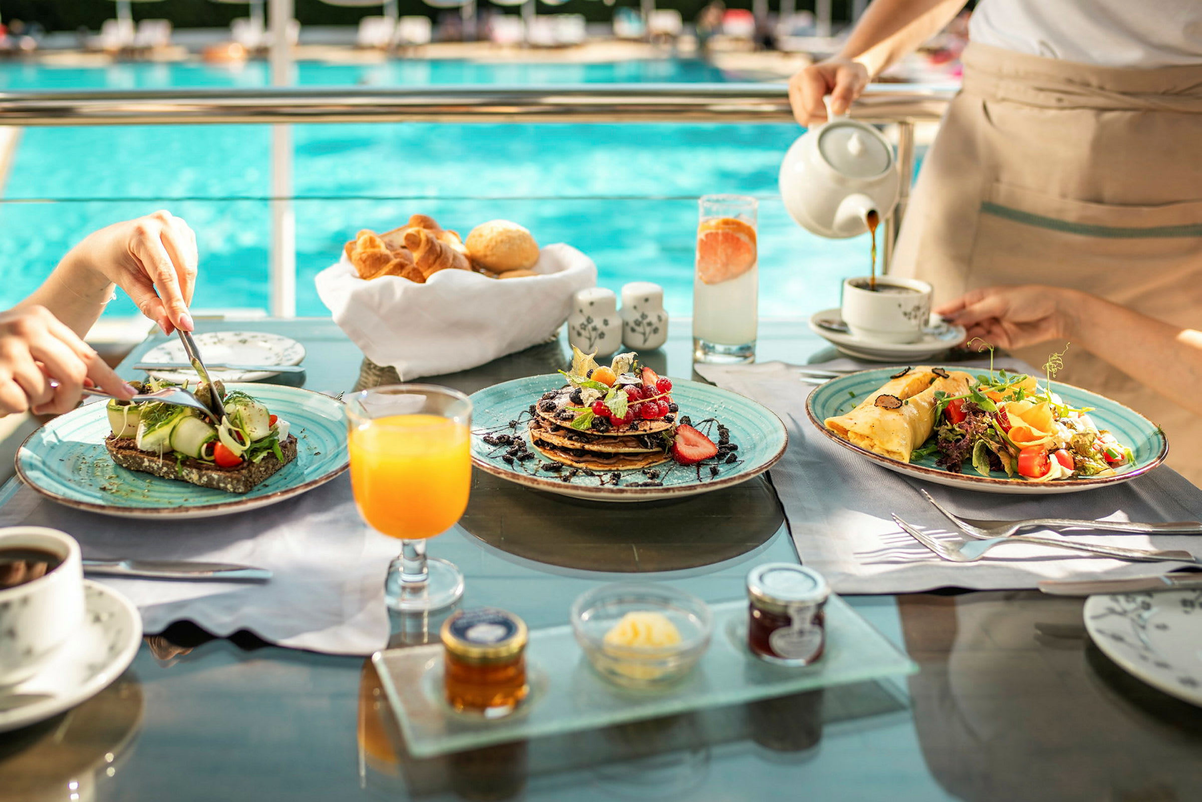 En frukostservering vid en pool. (AI-genererad text)