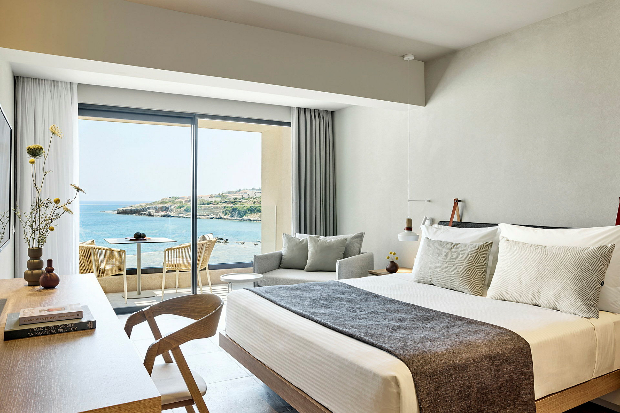 Hotellrum med modern inredning och utsikt över havet. (AI-genererad text)