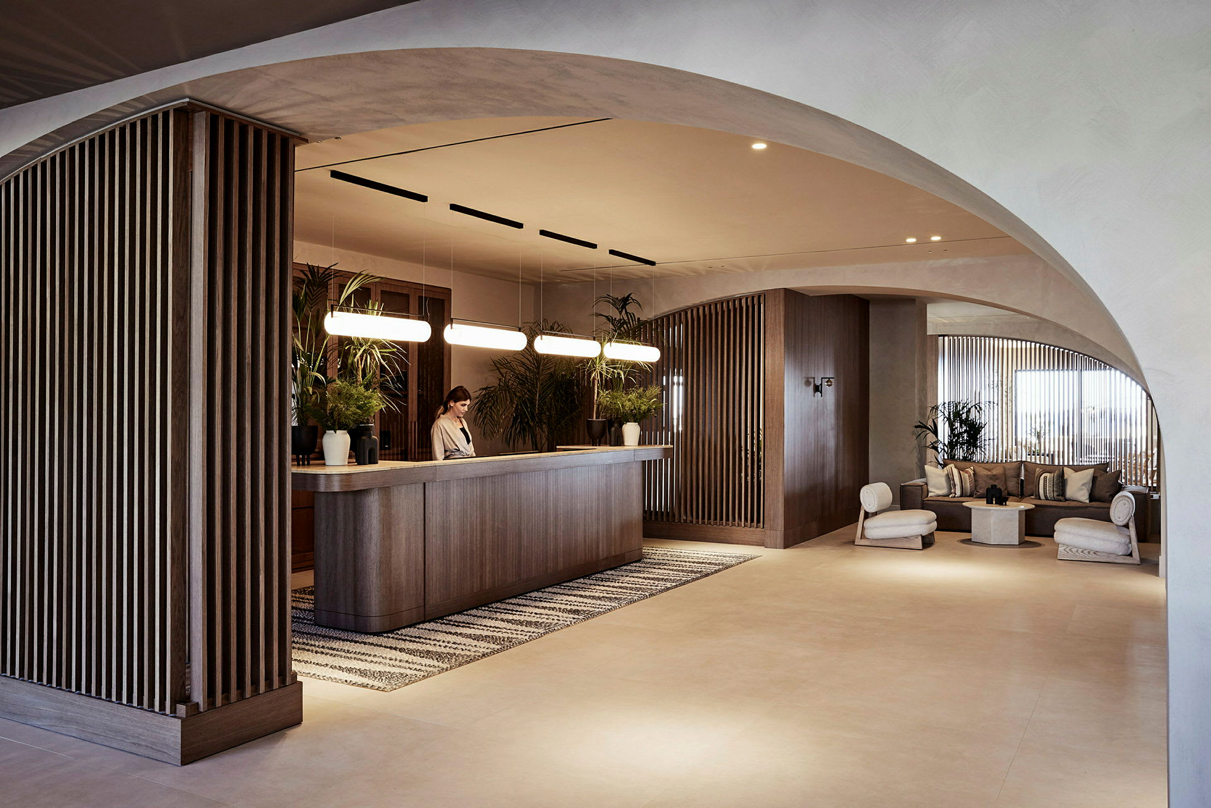 Receptionen i ett modernt hotell med stilfull inredning. (AI-genererad text)
