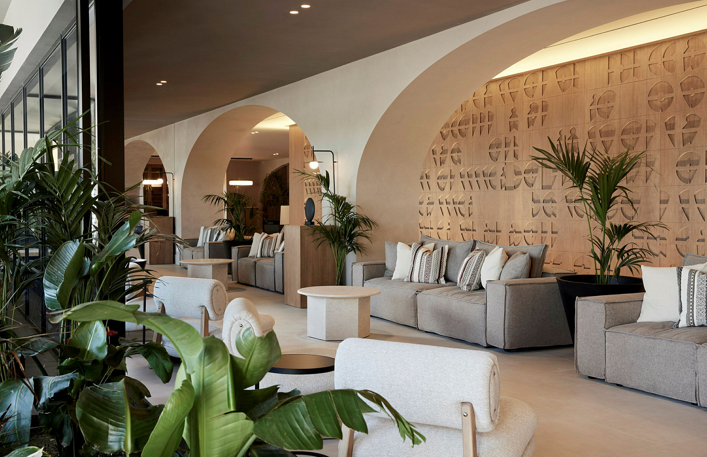 Modern hotellounge med arkitektoniska valv och bekväma sittplatser. (AI-genererad text)