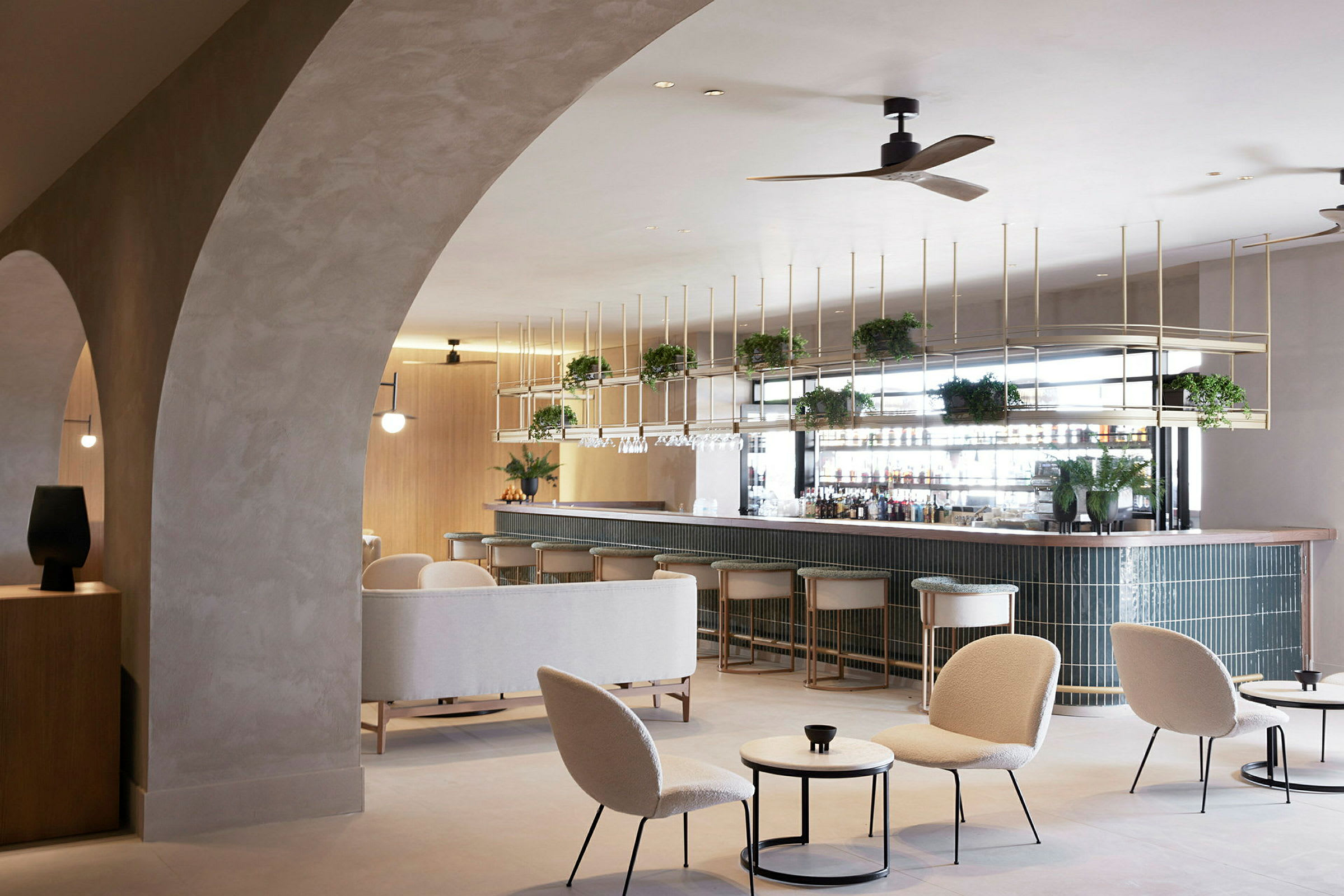 En modern bar med sittplatser och elegant inredning. (AI-genererad text)