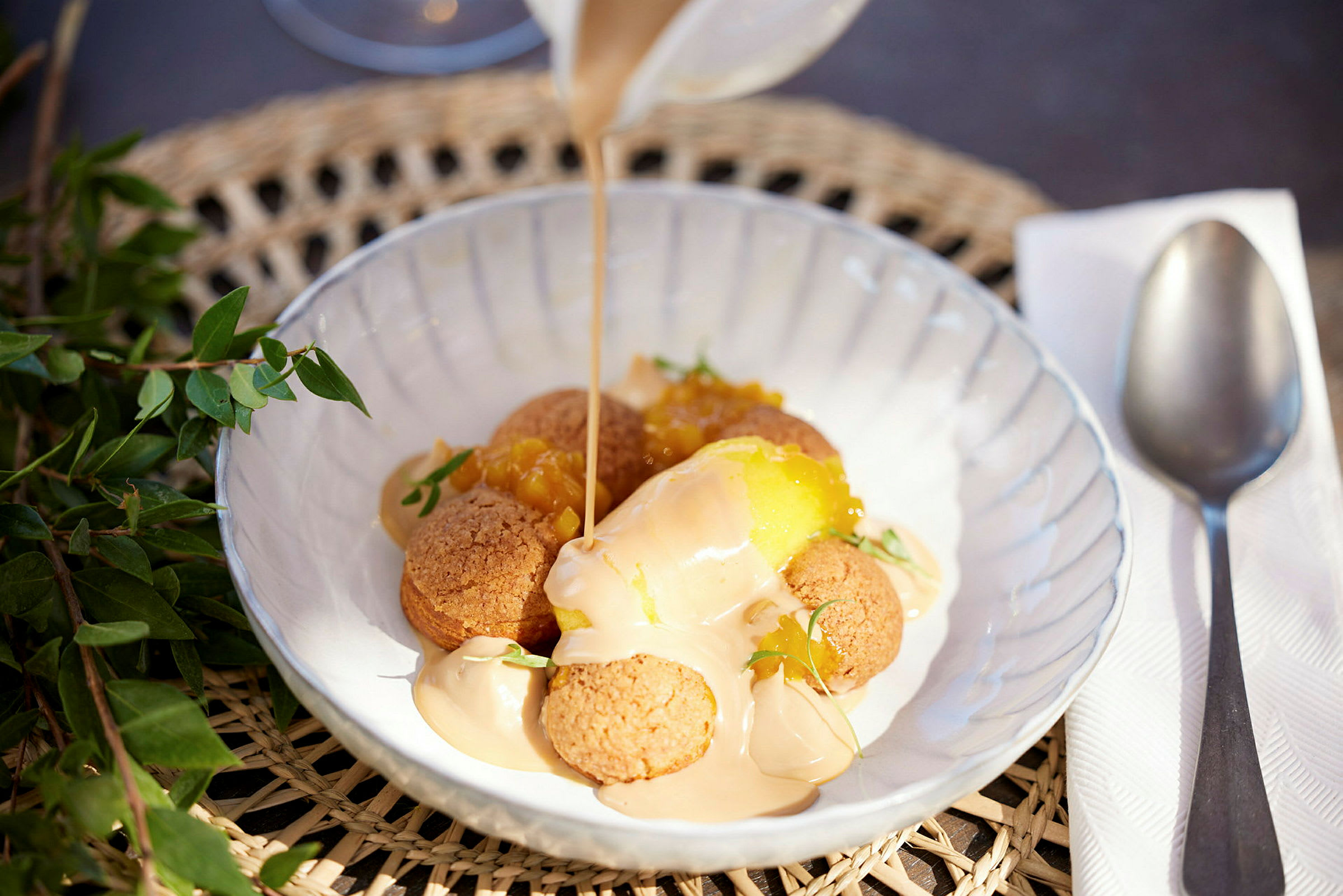 En skål med dessert toppad med sås. (AI-genererad text)