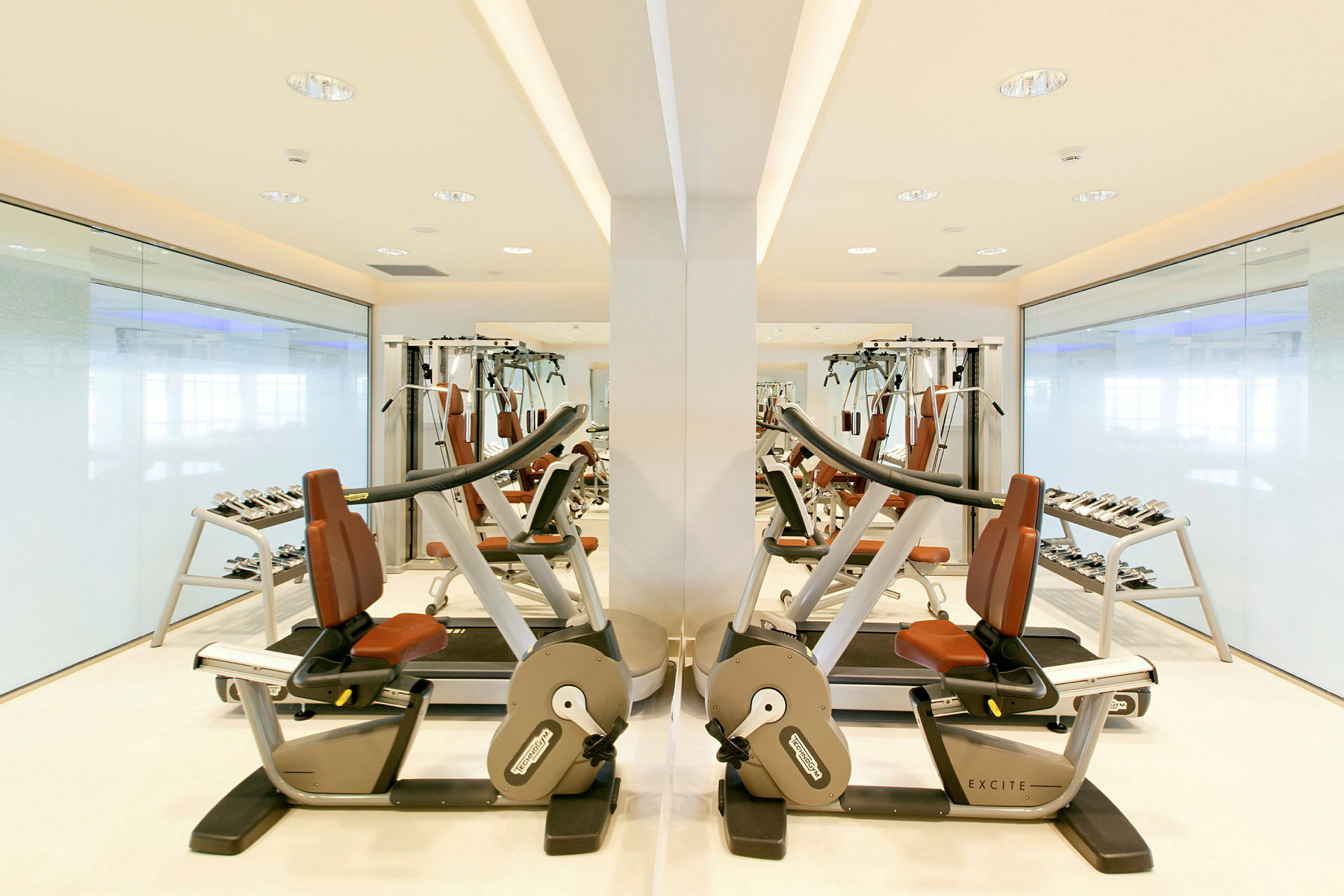 Ett gym med träningsutrustning såsom cyklar och hantlar. (AI-genererad text)