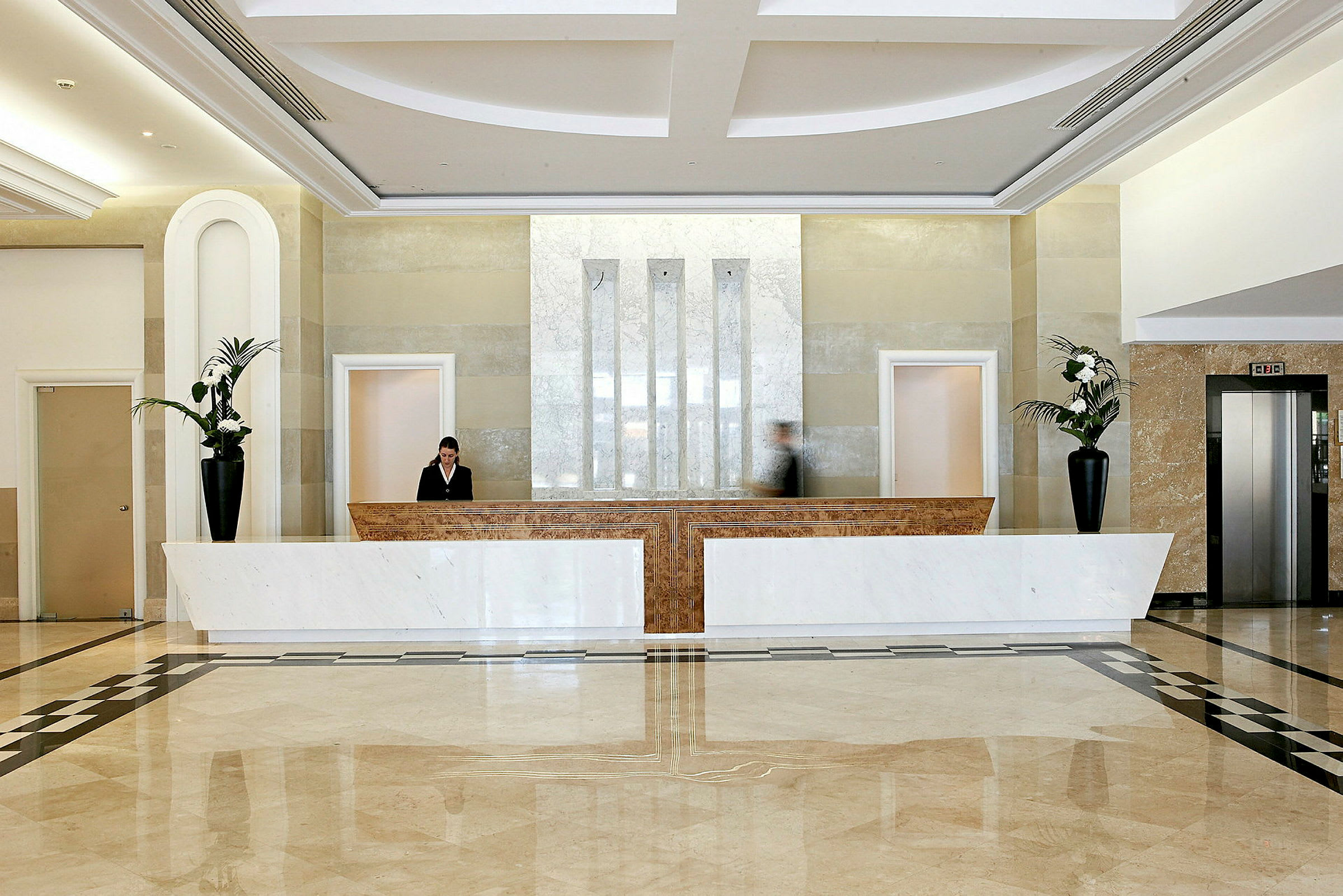 Hotellreception med marmorgolv och stilfull inredning. (AI-genererad text)