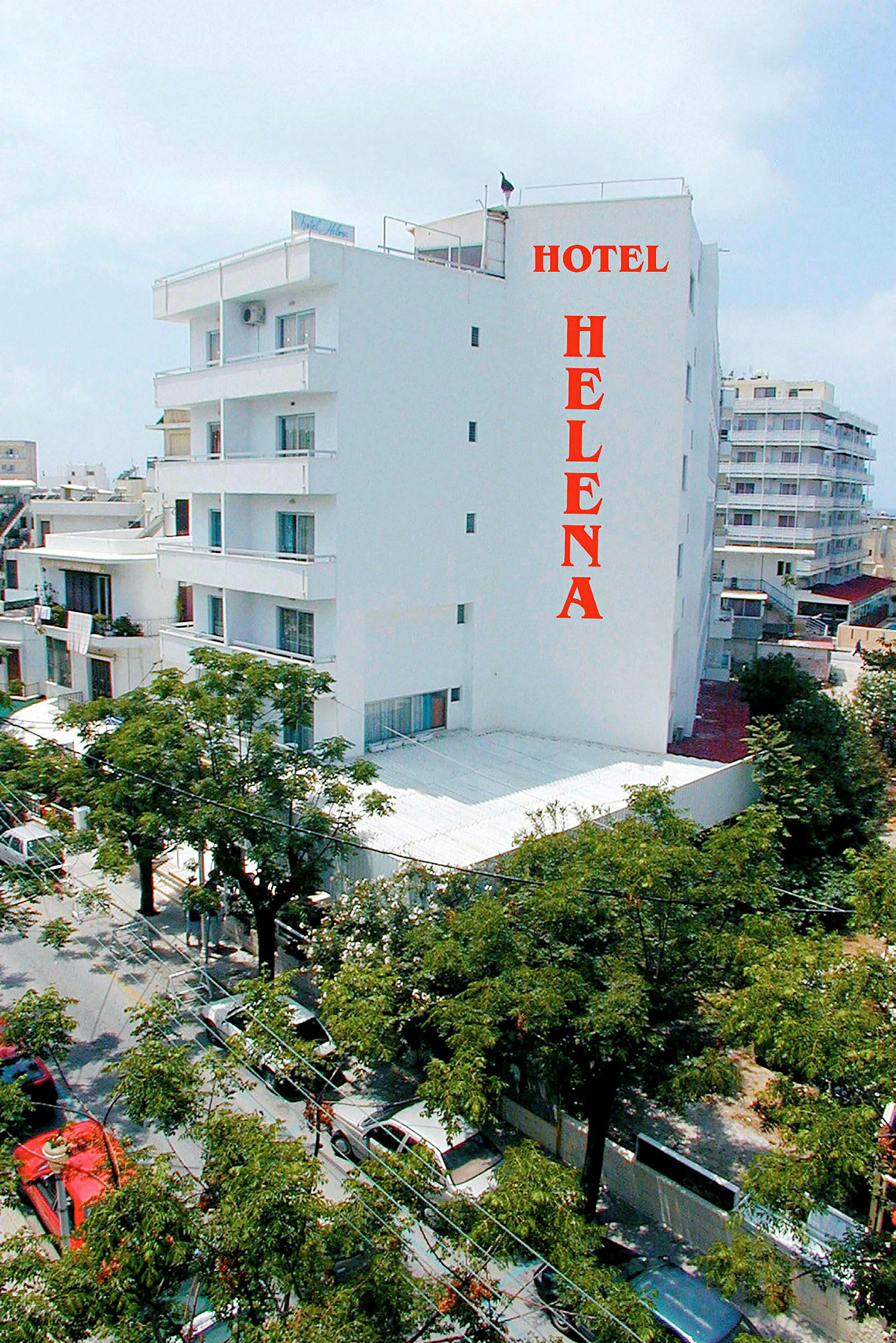 Vit hotellbyggnad med namnet 'Hotel Helena' skrivet med röda bokstäver. (AI-genererad text)