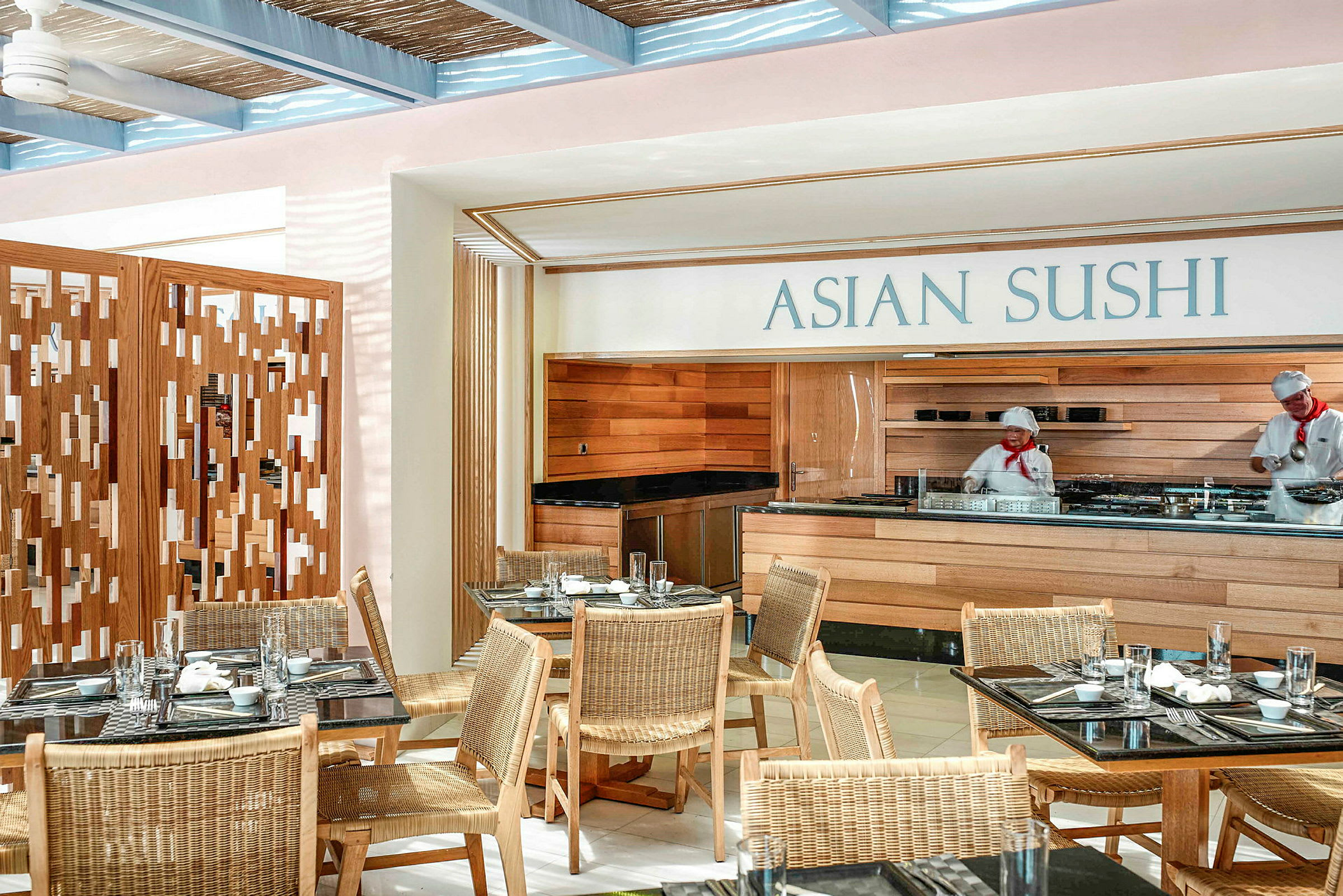 En sushi-restaurang i asiatisk stil med träinredning och dukade bord. (AI-genererad text)