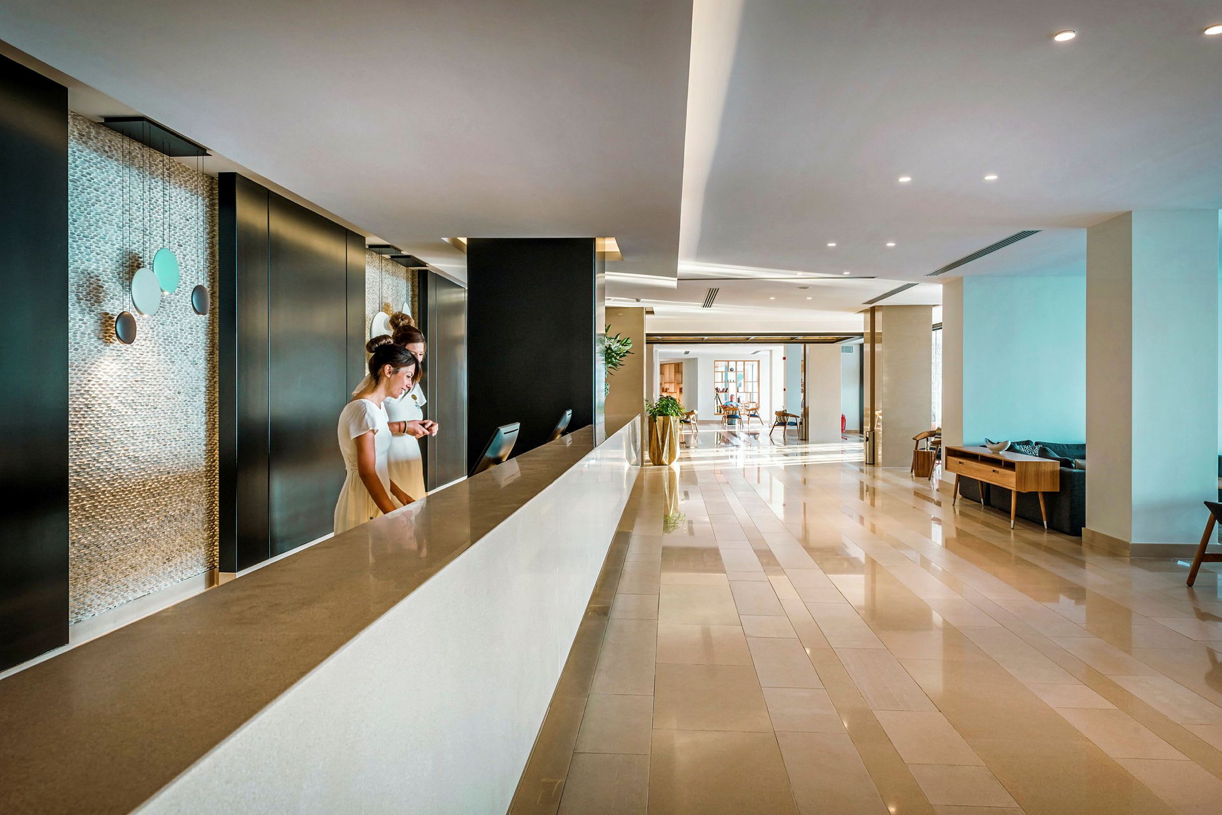 Hotellreception med en lång disk, glänsande golv och modern inredning. (AI-genererad text)