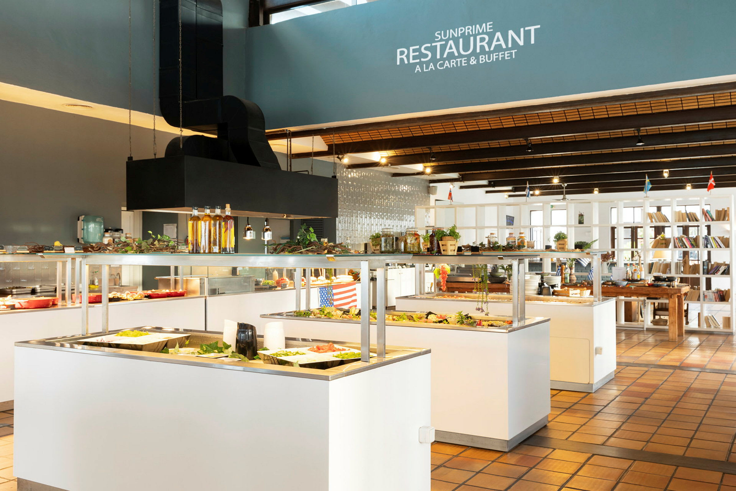 Bild av restaurang Sunprime med bufféområden och modern inredning. (AI-genererad text)